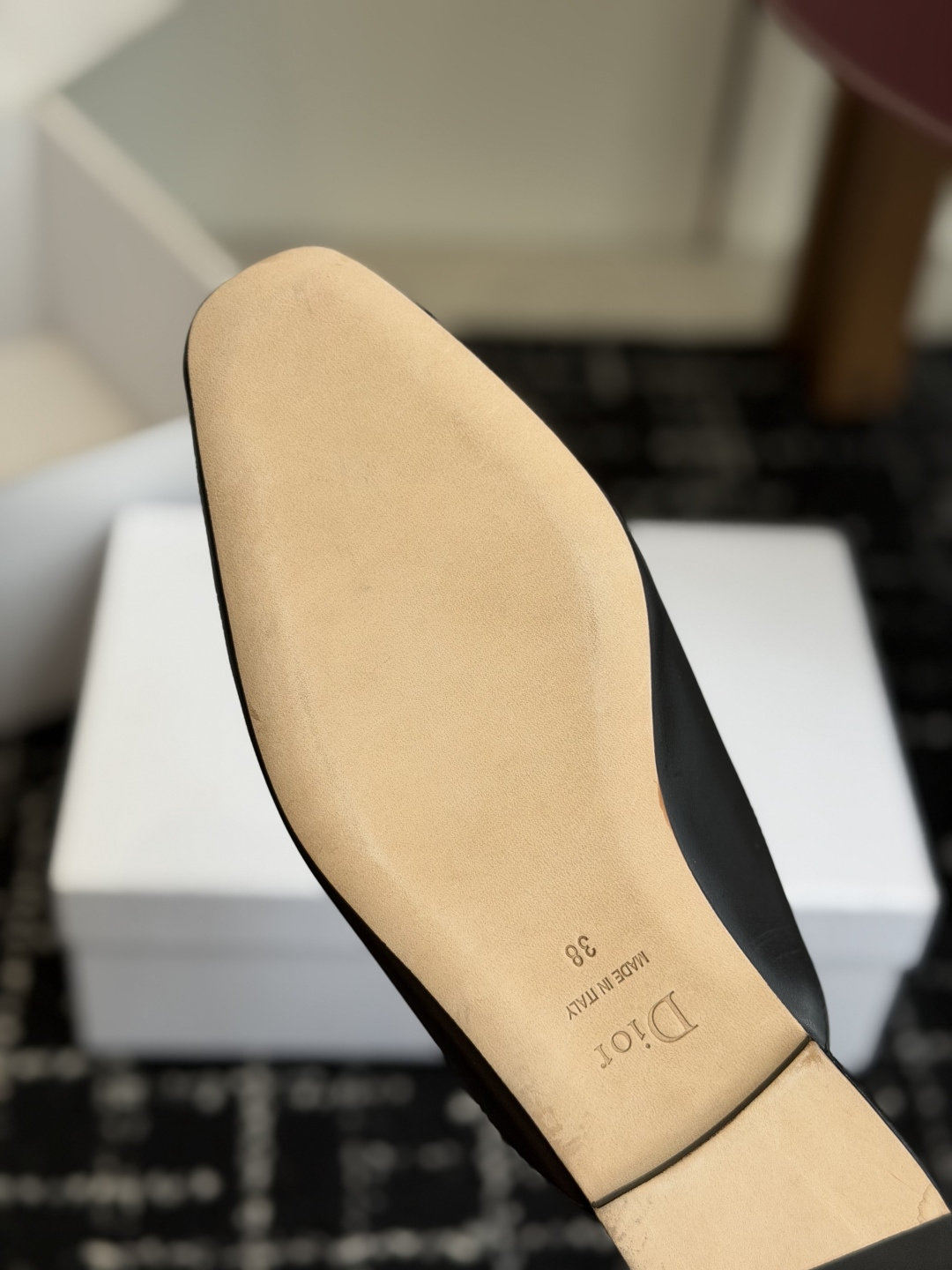 代购级Dior26ss夏季新款蝴蝶结金扣乐福鞋半拖自带柔雾滤镜的哑光麂皮，摸上去软乎乎的质感绝了，鞋头的