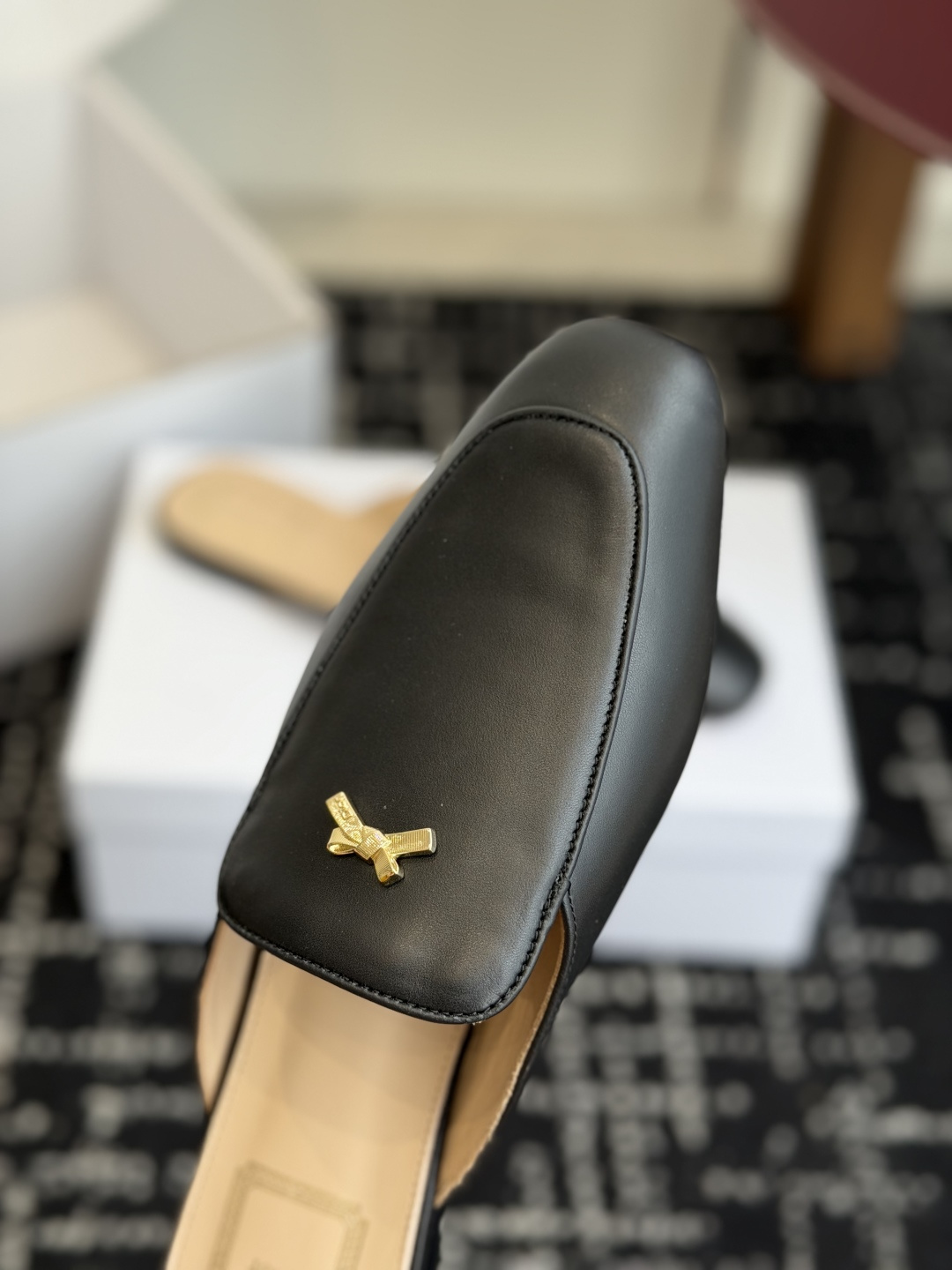 代购级Dior26ss夏季新款蝴蝶结金扣乐福鞋半拖自带柔雾滤镜的哑光麂皮，摸上去软乎乎的质感绝了，鞋头的