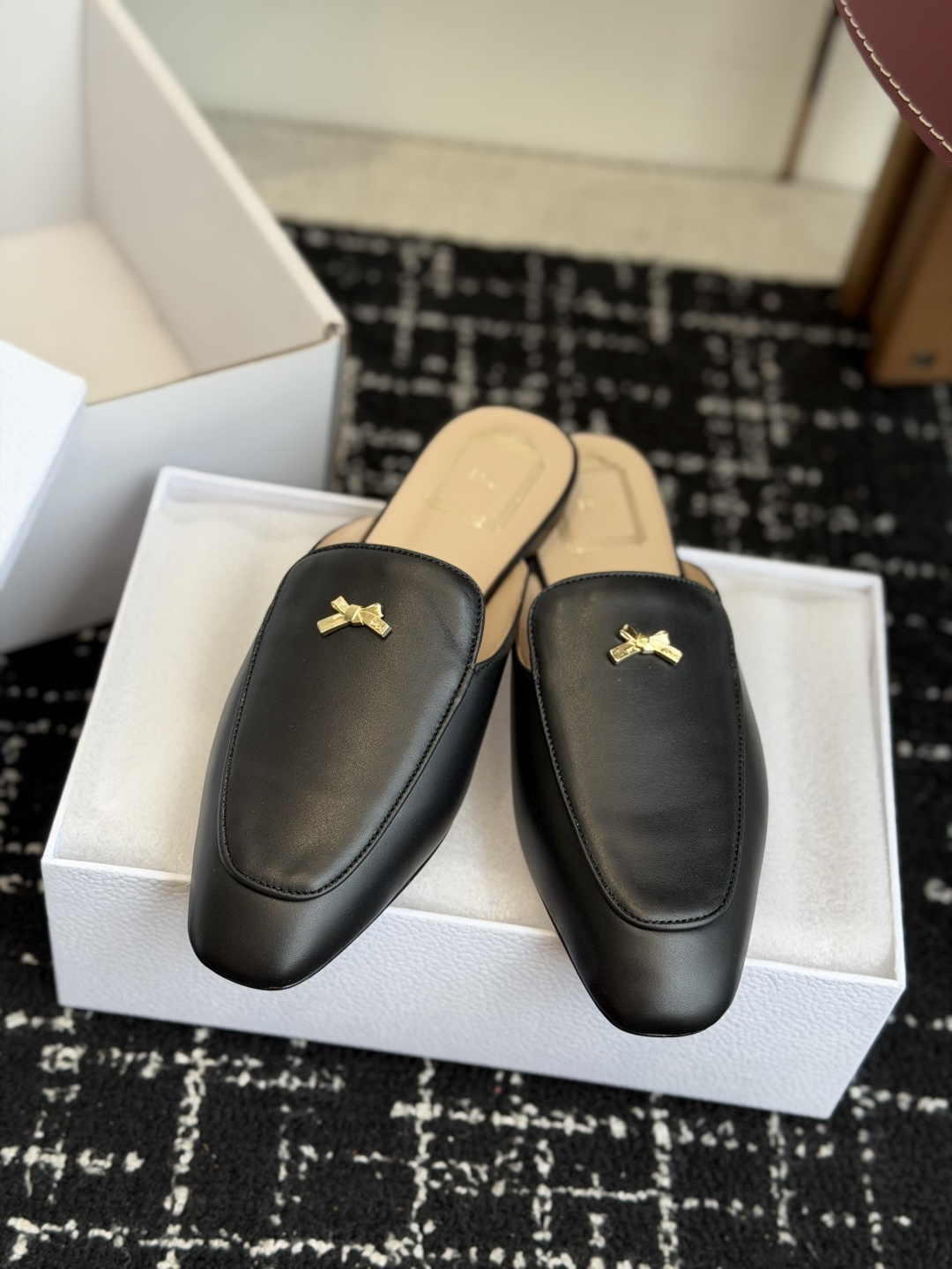 代购级Dior26ss夏季新款蝴蝶结金扣乐福鞋半拖自带柔雾滤镜的哑光麂皮，摸上去软乎乎的质感绝了，鞋头的