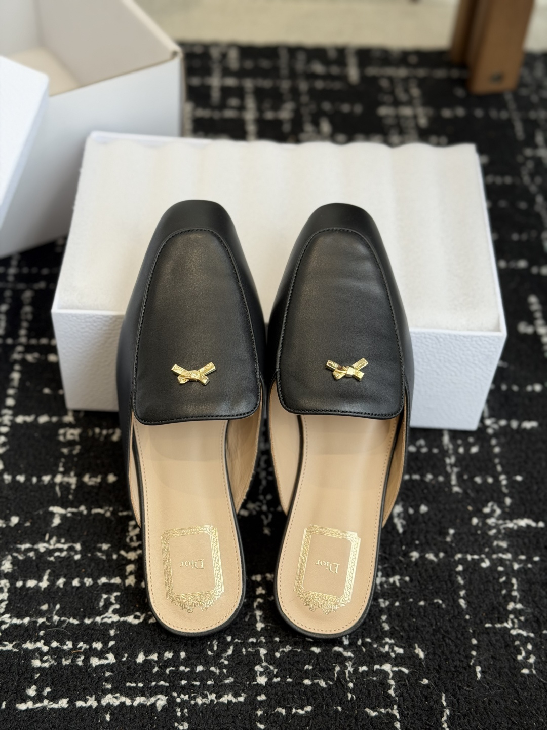 代购级Dior26ss夏季新款蝴蝶结金扣乐福鞋半拖自带柔雾滤镜的哑光麂皮，摸上去软乎乎的质感绝了，鞋头的