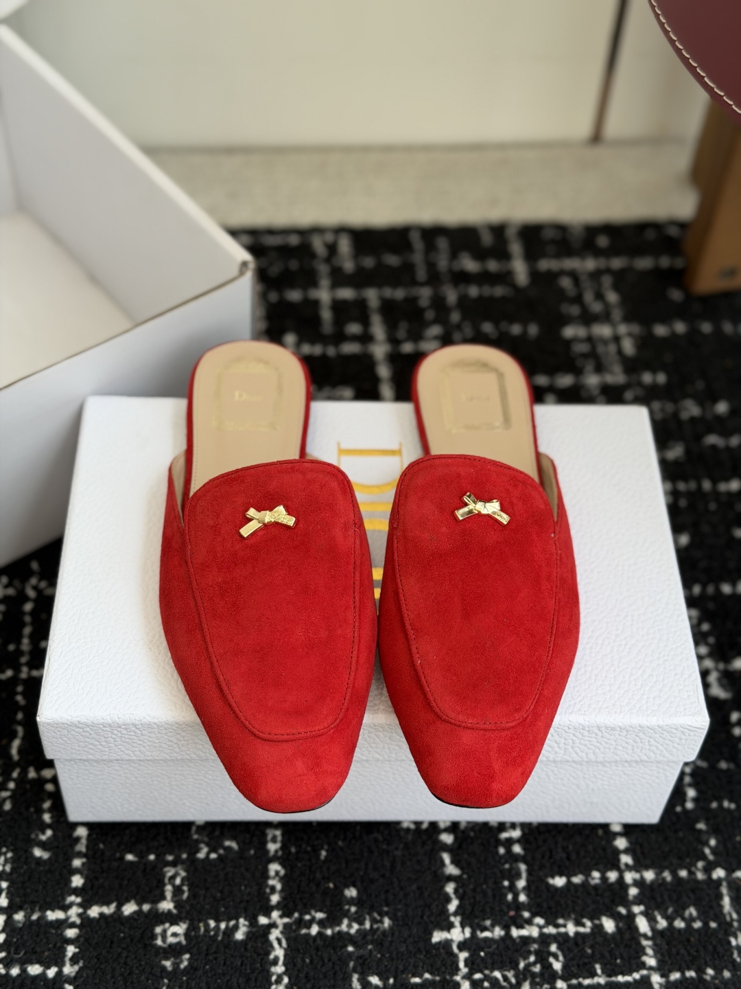 代购级Dior26ss夏季新款蝴蝶结金扣乐福鞋半拖自带柔雾滤镜的哑光麂皮，摸上去软乎乎的质感绝了，鞋头的