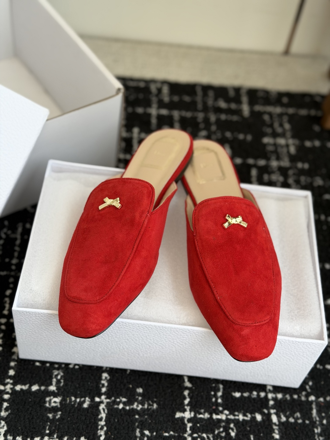 代购级Dior26ss夏季新款蝴蝶结金扣乐福鞋半拖自带柔雾滤镜的哑光麂皮，摸上去软乎乎的质感绝了，鞋头的