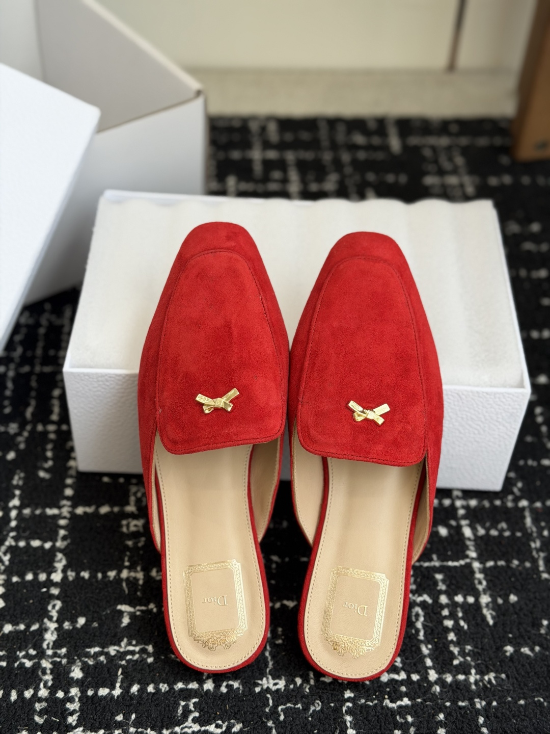 代购级Dior26ss夏季新款蝴蝶结金扣乐福鞋半拖自带柔雾滤镜的哑光麂皮，摸上去软乎乎的质感绝了，鞋头的