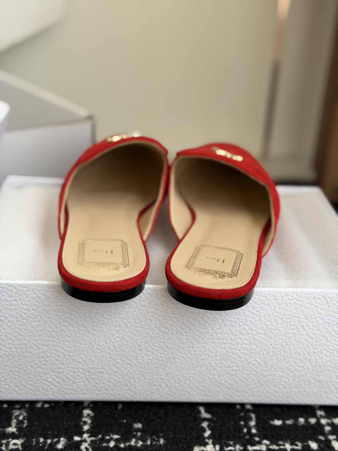 代购级Dior26ss夏季新款蝴蝶结金扣乐福鞋半拖自带柔雾滤镜的哑光麂皮，摸上去软乎乎的质感绝了，鞋头的
