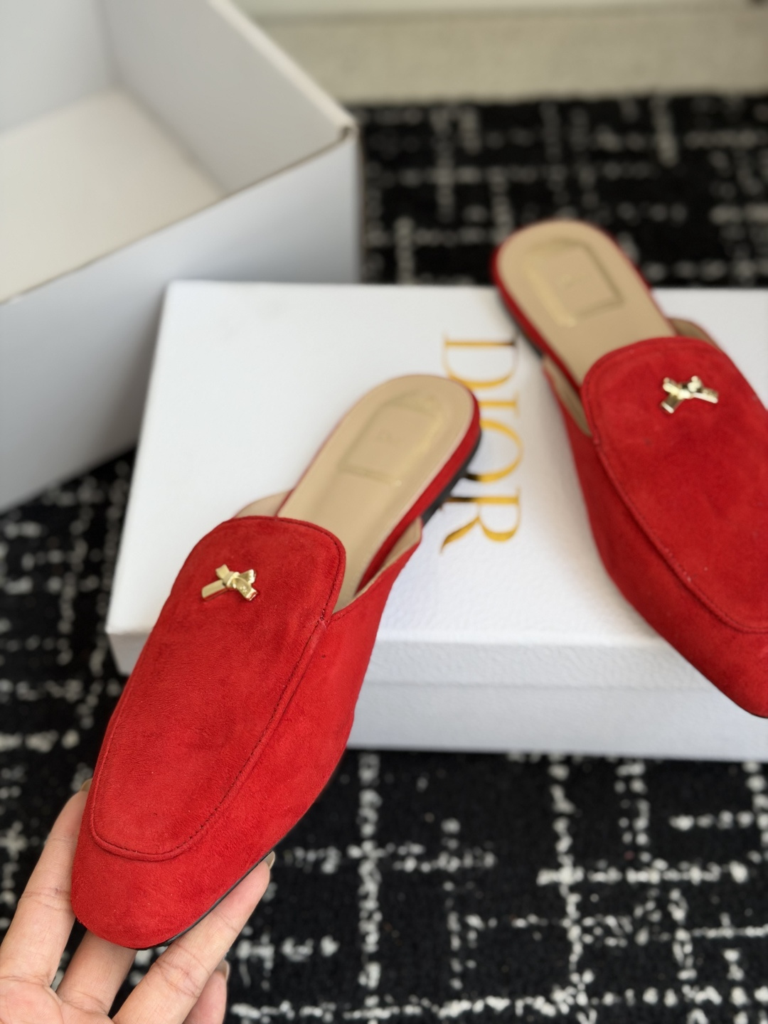 代购级Dior26ss夏季新款蝴蝶结金扣乐福鞋半拖自带柔雾滤镜的哑光麂皮，摸上去软乎乎的质感绝了，鞋头的