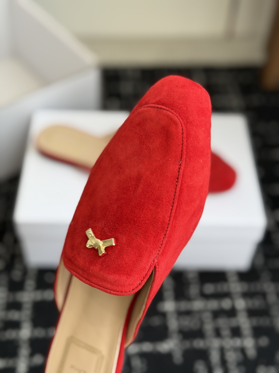 代购级Dior26ss夏季新款蝴蝶结金扣乐福鞋半拖自带柔雾滤镜的哑光麂皮，摸上去软乎乎的质感绝了，鞋头的