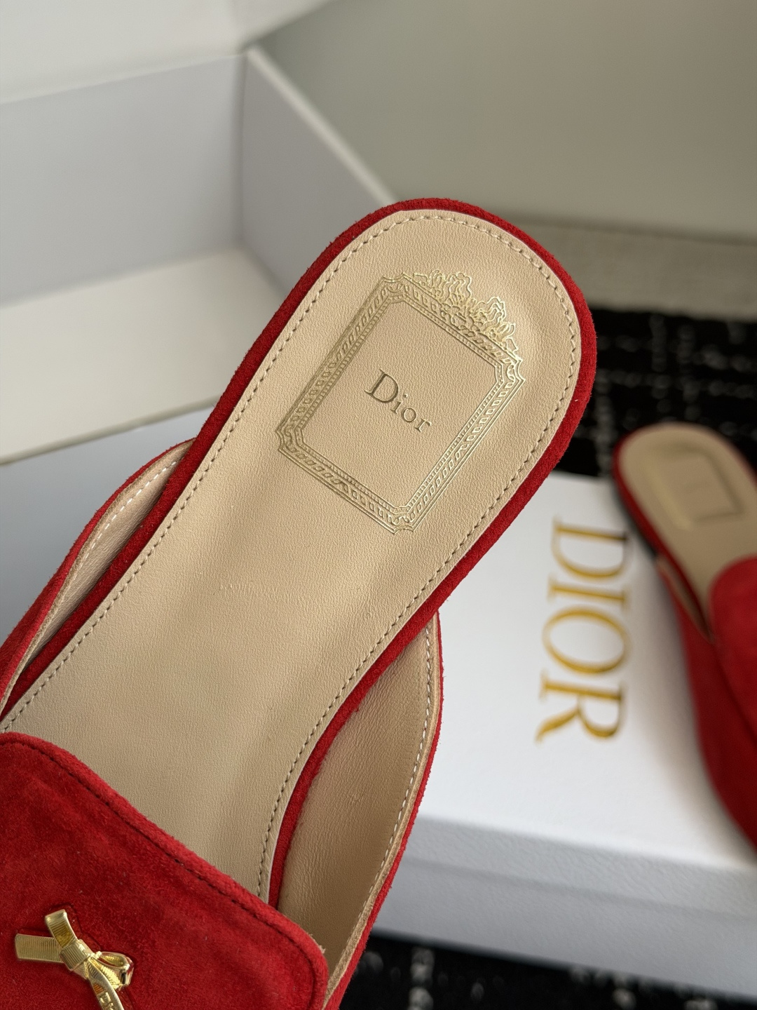 代购级Dior26ss夏季新款蝴蝶结金扣乐福鞋半拖自带柔雾滤镜的哑光麂皮，摸上去软乎乎的质感绝了，鞋头的