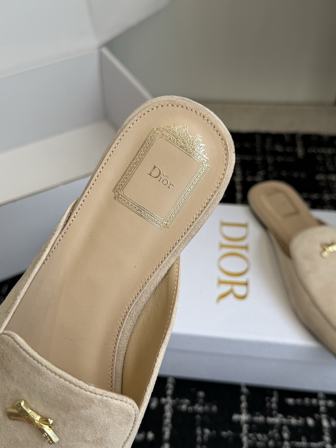 代购级Dior26ss夏季新款蝴蝶结金扣乐福鞋半拖自带柔雾滤镜的哑光麂皮，摸上去软乎乎的质感绝了，鞋头的