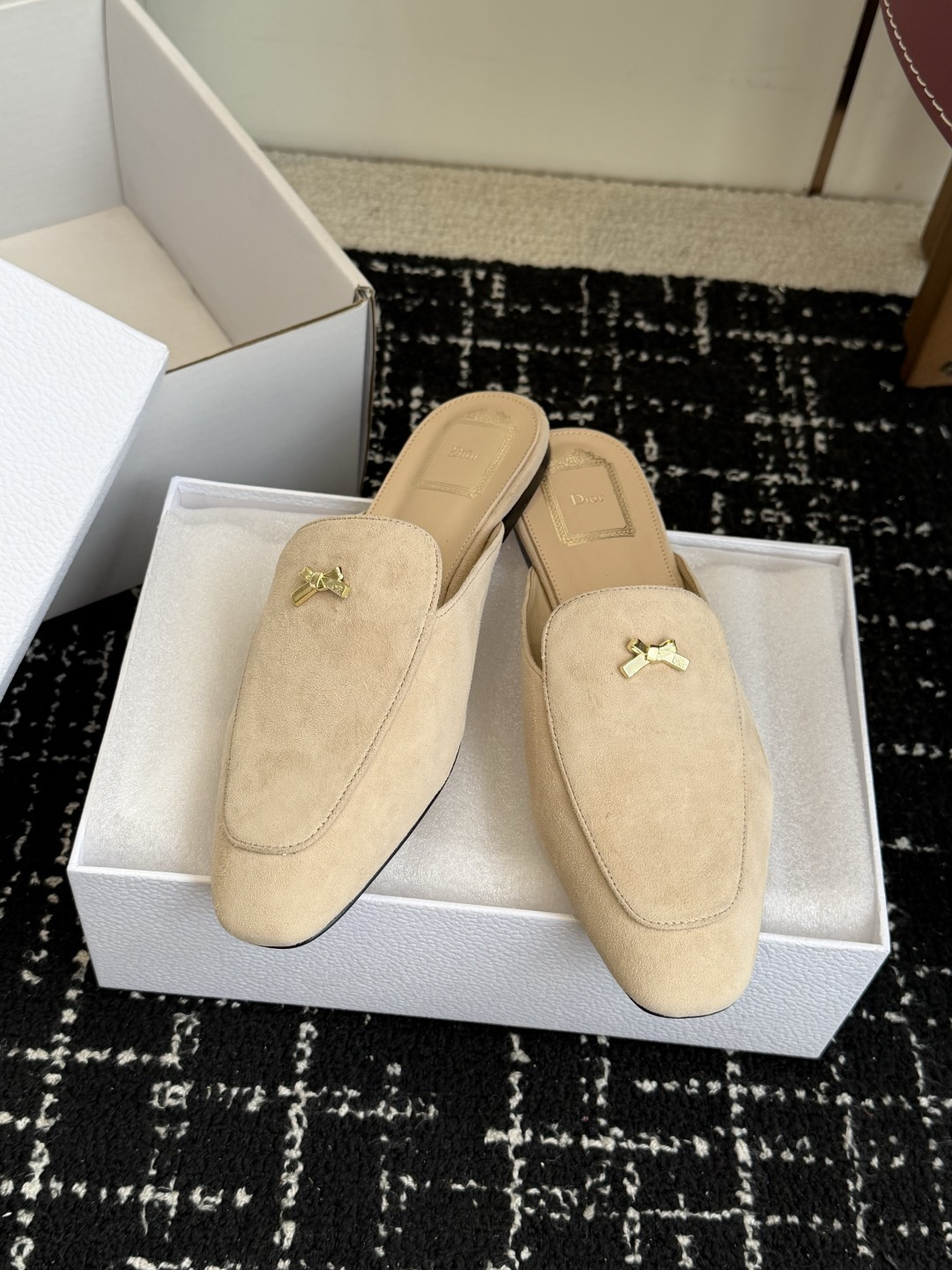 代购级Dior26ss夏季新款蝴蝶结金扣乐福鞋半拖自带柔雾滤镜的哑光麂皮，摸上去软乎乎的质感绝了，鞋头的