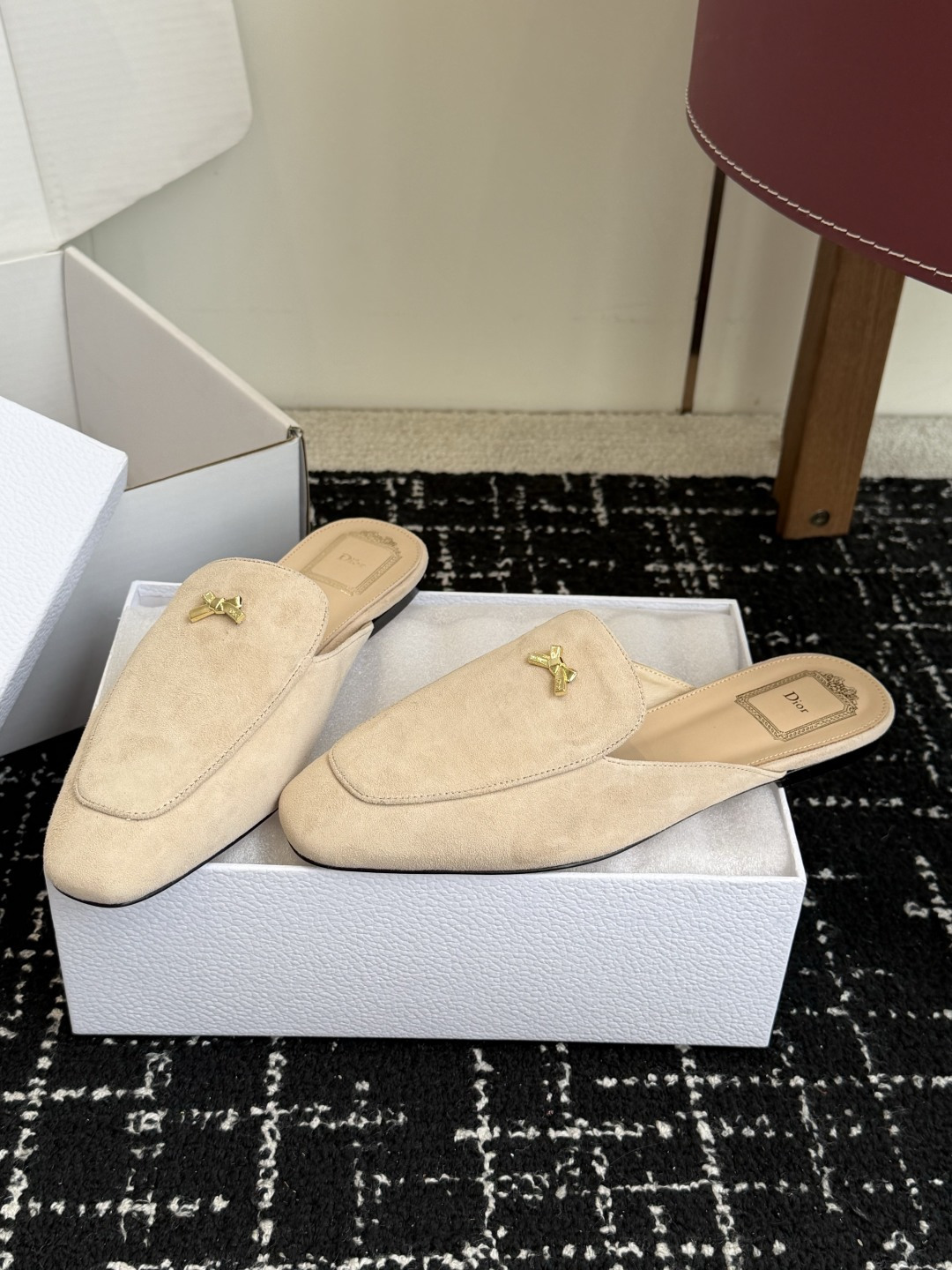 代购级Dior26ss夏季新款蝴蝶结金扣乐福鞋半拖自带柔雾滤镜的哑光麂皮，摸上去软乎乎的质感绝了，鞋头的