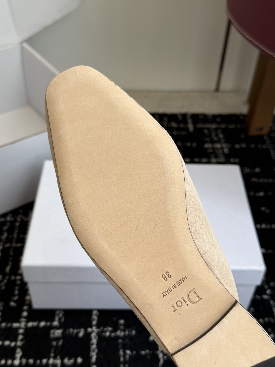 代购级Dior26ss夏季新款蝴蝶结金扣乐福鞋半拖自带柔雾滤镜的哑光麂皮，摸上去软乎乎的质感绝了，鞋头的