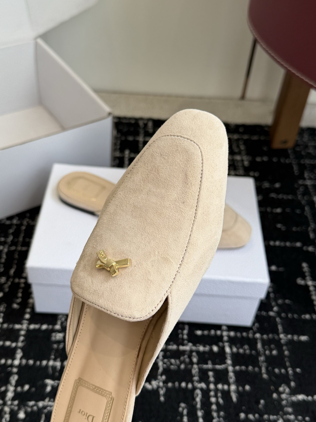 代购级Dior26ss夏季新款蝴蝶结金扣乐福鞋半拖自带柔雾滤镜的哑光麂皮，摸上去软乎乎的质感绝了，鞋头的