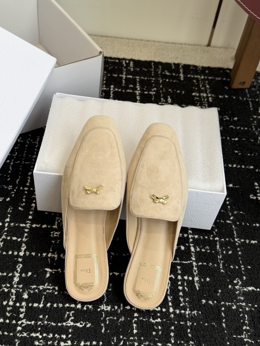代购级Dior26ss夏季新款蝴蝶结金扣乐福鞋半拖自带柔雾滤镜的哑光麂皮，摸上去软乎乎的质感绝了，鞋头的