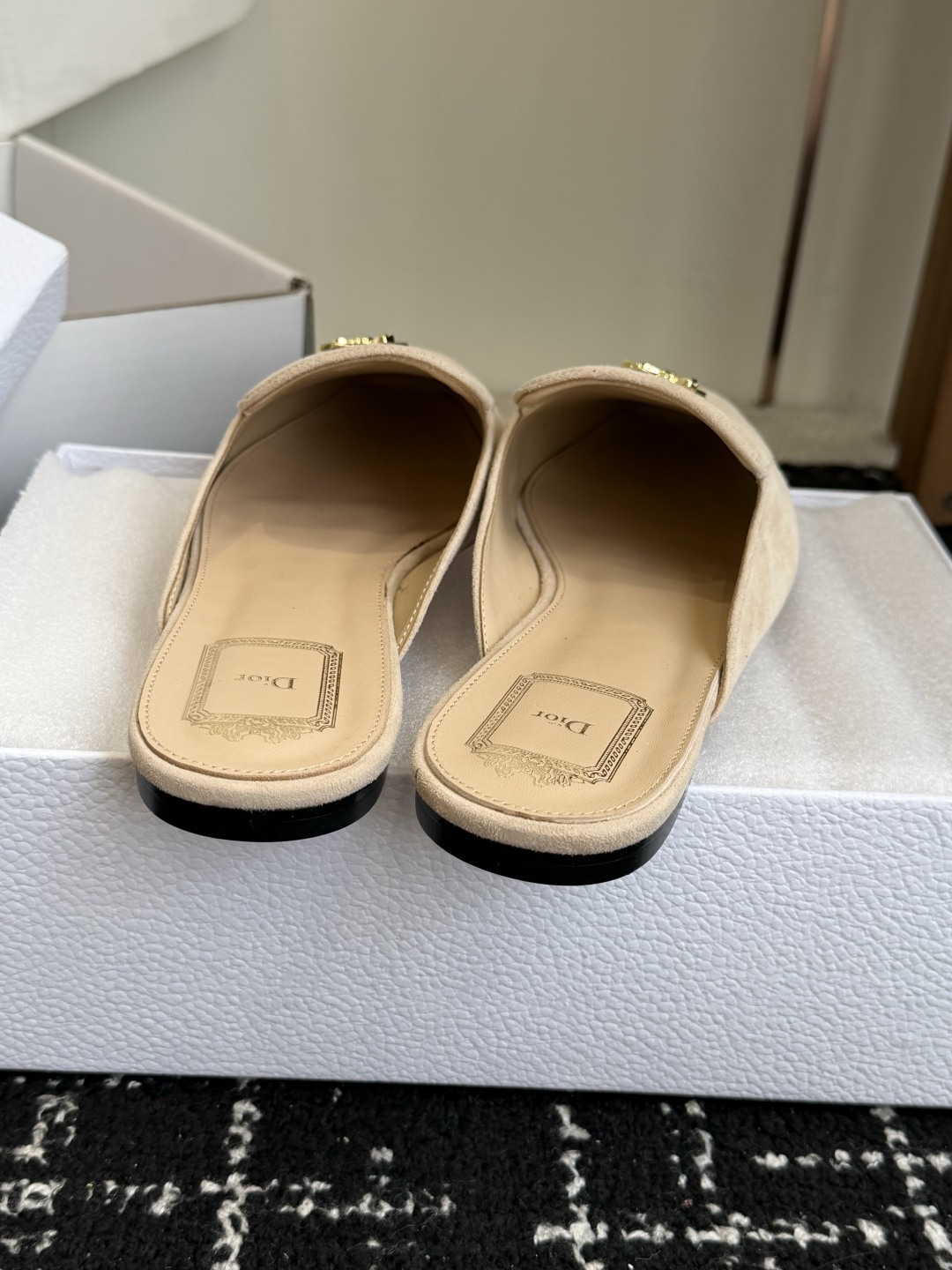 代购级Dior26ss夏季新款蝴蝶结金扣乐福鞋半拖自带柔雾滤镜的哑光麂皮，摸上去软乎乎的质感绝了，鞋头的