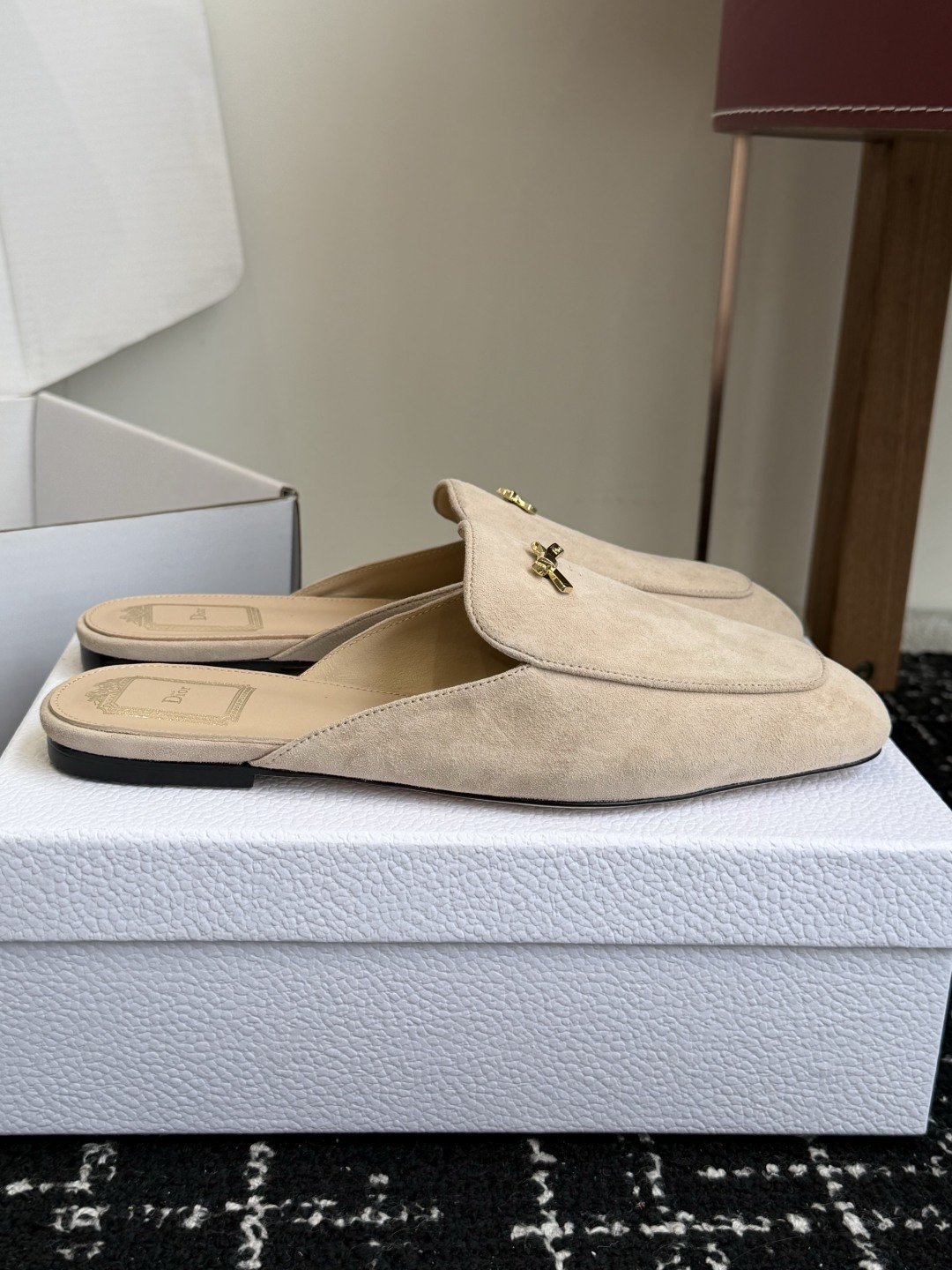 代购级Dior26ss夏季新款蝴蝶结金扣乐福鞋半拖自带柔雾滤镜的哑光麂皮，摸上去软乎乎的质感绝了，鞋头的