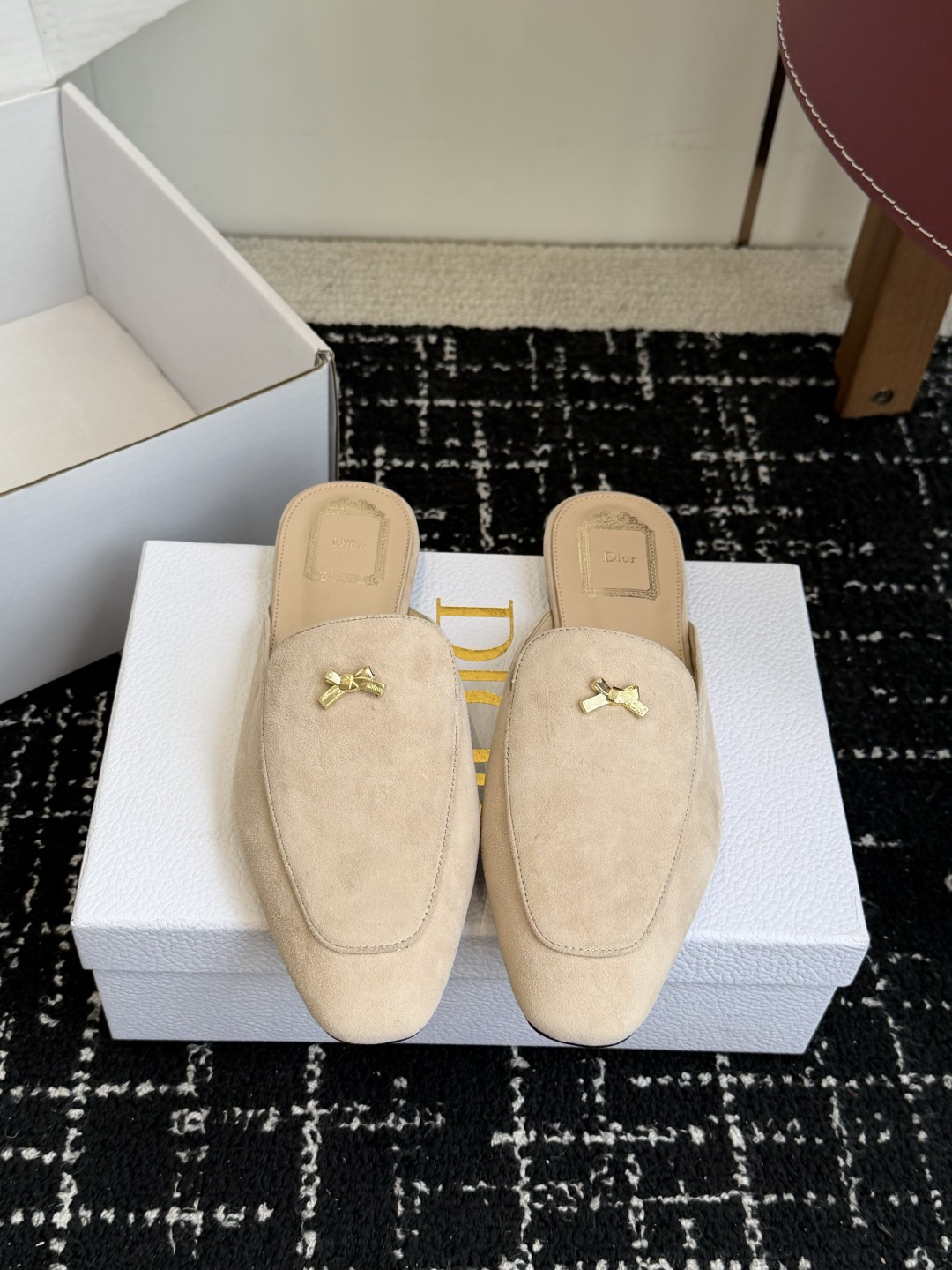 代购级Dior26ss夏季新款蝴蝶结金扣乐福鞋半拖自带柔雾滤镜的哑光麂皮，摸上去软乎乎的质感绝了，鞋头的