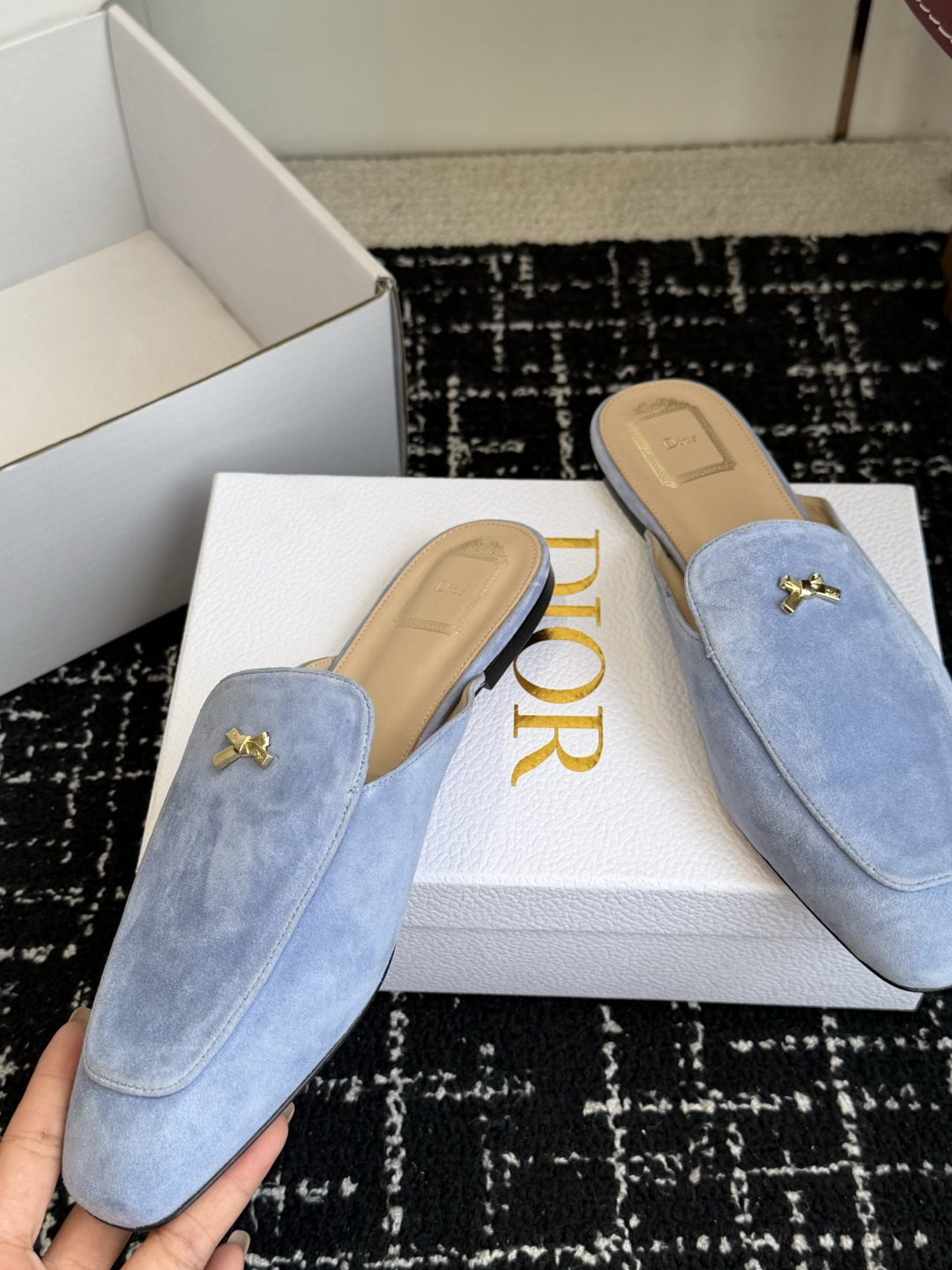 代购级Dior26ss夏季新款蝴蝶结金扣乐福鞋半拖自带柔雾滤镜的哑光麂皮，摸上去软乎乎的质感绝了，鞋头的