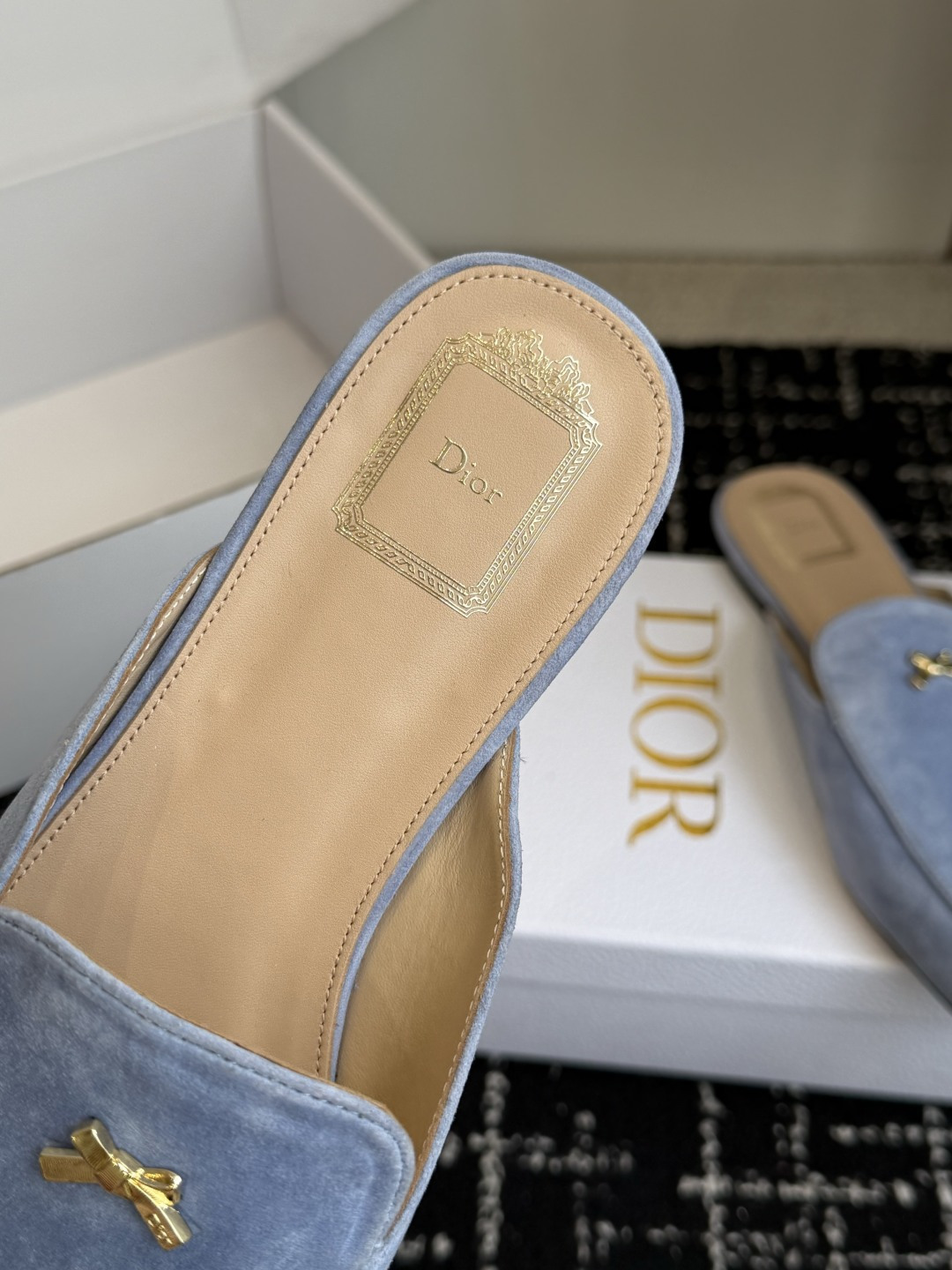 代购级Dior26ss夏季新款蝴蝶结金扣乐福鞋半拖自带柔雾滤镜的哑光麂皮，摸上去软乎乎的质感绝了，鞋头的