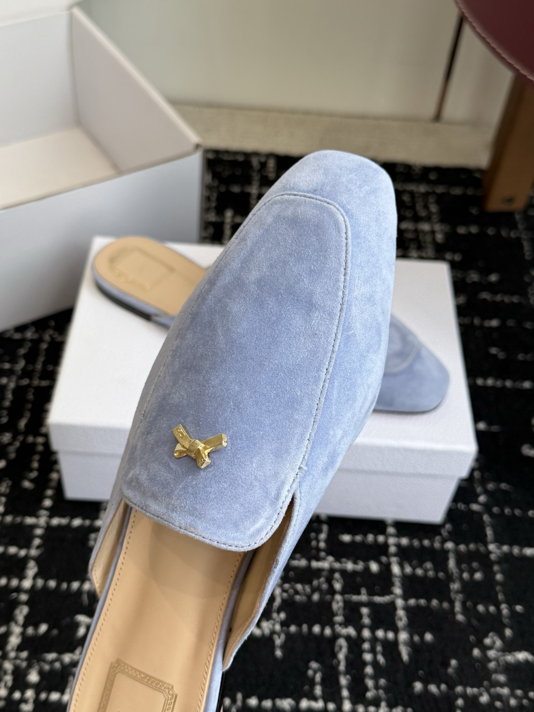 代购级Dior26ss夏季新款蝴蝶结金扣乐福鞋半拖自带柔雾滤镜的哑光麂皮，摸上去软乎乎的质感绝了，鞋头的