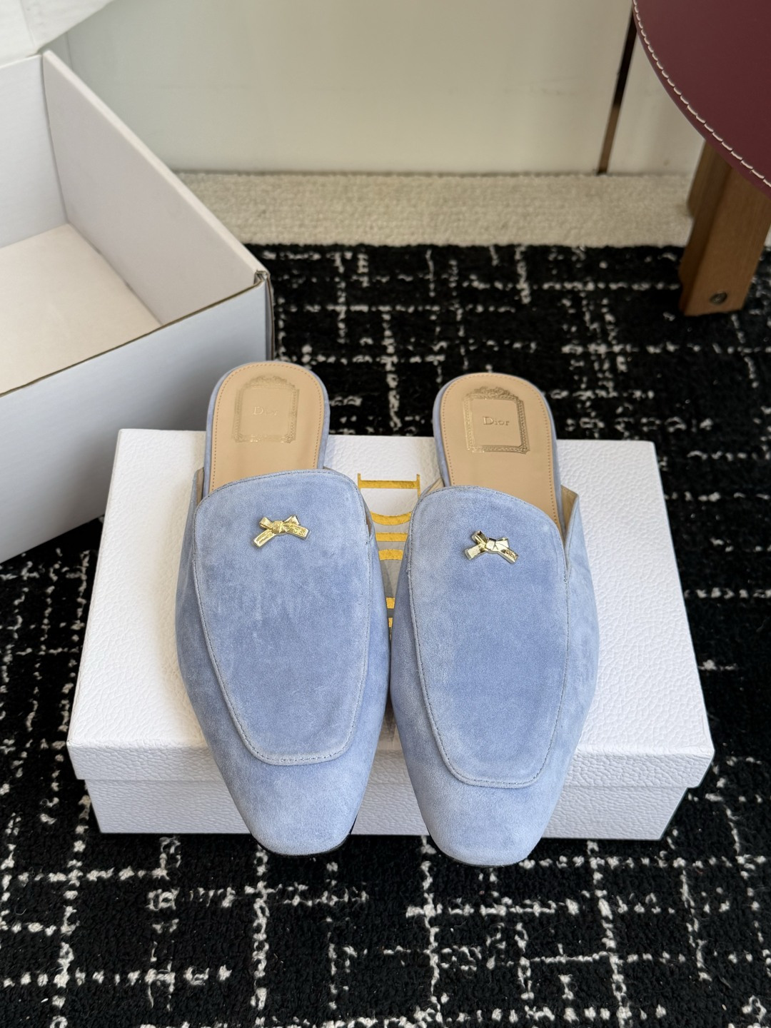 代购级Dior26ss夏季新款蝴蝶结金扣乐福鞋半拖自带柔雾滤镜的哑光麂皮，摸上去软乎乎的质感绝了，鞋头的
