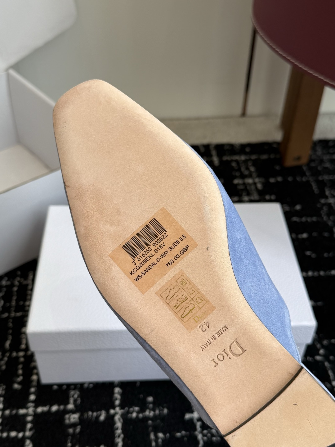 代购级Dior26ss夏季新款蝴蝶结金扣乐福鞋半拖自带柔雾滤镜的哑光麂皮，摸上去软乎乎的质感绝了，鞋头的