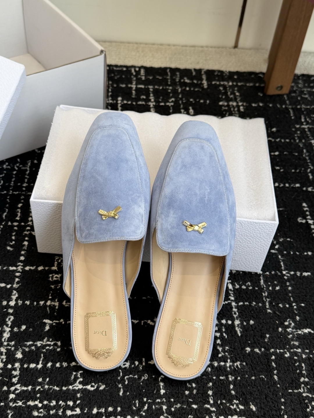 代购级Dior26ss夏季新款蝴蝶结金扣乐福鞋半拖自带柔雾滤镜的哑光麂皮，摸上去软乎乎的质感绝了，鞋头的