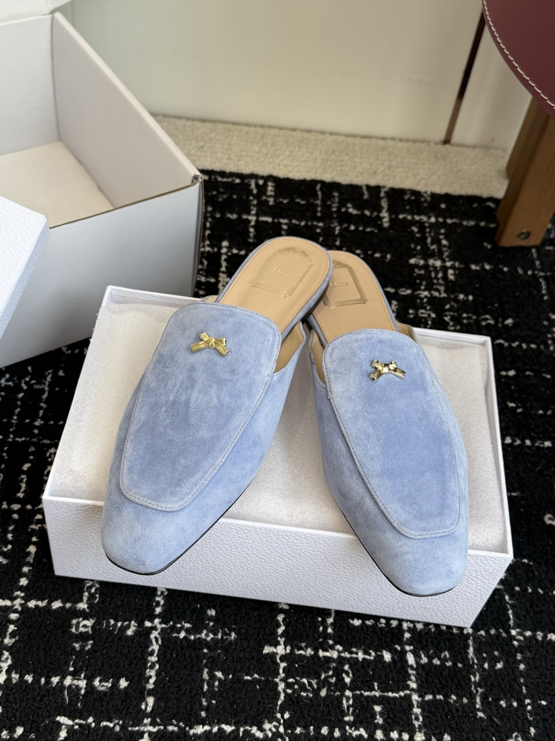 代购级Dior26ss夏季新款蝴蝶结金扣乐福鞋半拖自带柔雾滤镜的哑光麂皮，摸上去软乎乎的质感绝了，鞋头的