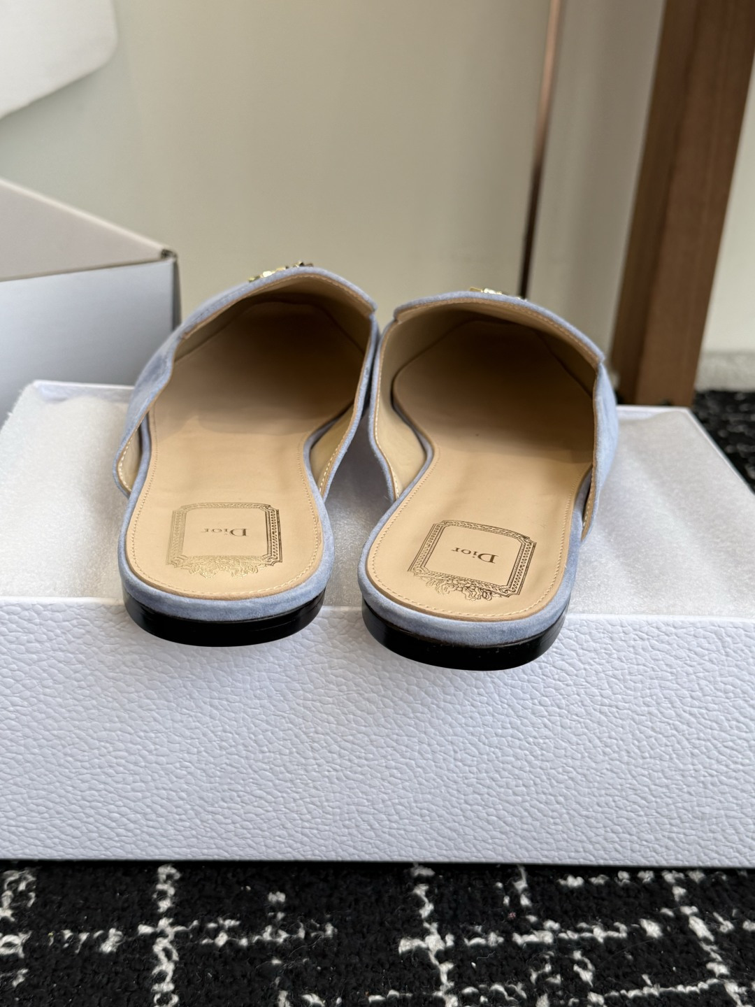 代购级Dior26ss夏季新款蝴蝶结金扣乐福鞋半拖自带柔雾滤镜的哑光麂皮，摸上去软乎乎的质感绝了，鞋头的