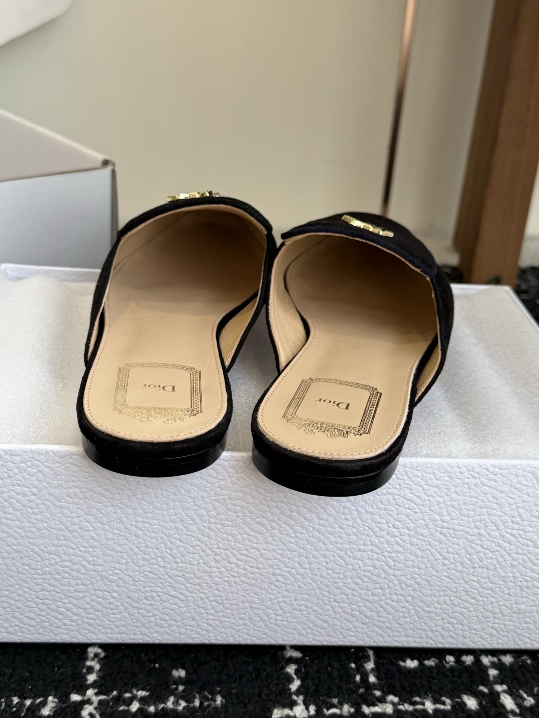 代购级Dior26ss夏季新款蝴蝶结金扣乐福鞋半拖自带柔雾滤镜的哑光麂皮，摸上去软乎乎的质感绝了，鞋头的