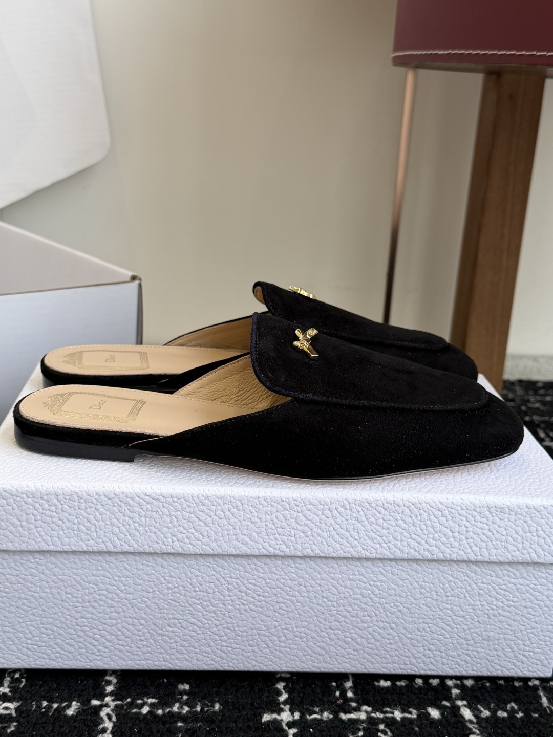 代购级Dior26ss夏季新款蝴蝶结金扣乐福鞋半拖自带柔雾滤镜的哑光麂皮，摸上去软乎乎的质感绝了，鞋头的