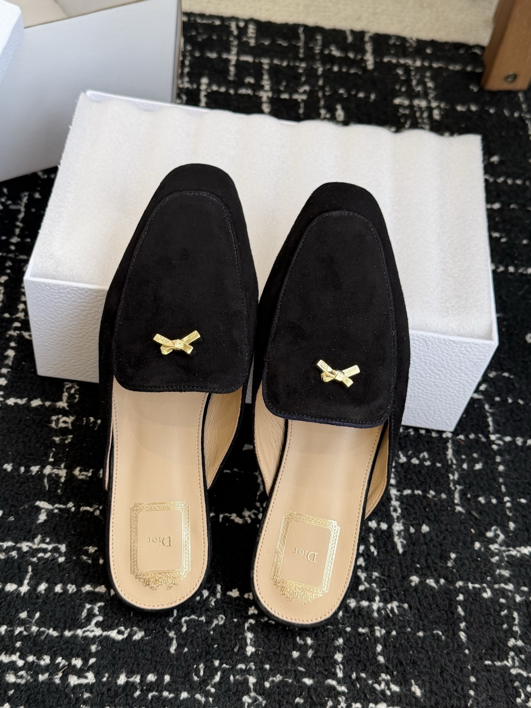 代购级Dior26ss夏季新款蝴蝶结金扣乐福鞋半拖自带柔雾滤镜的哑光麂皮，摸上去软乎乎的质感绝了，鞋头的