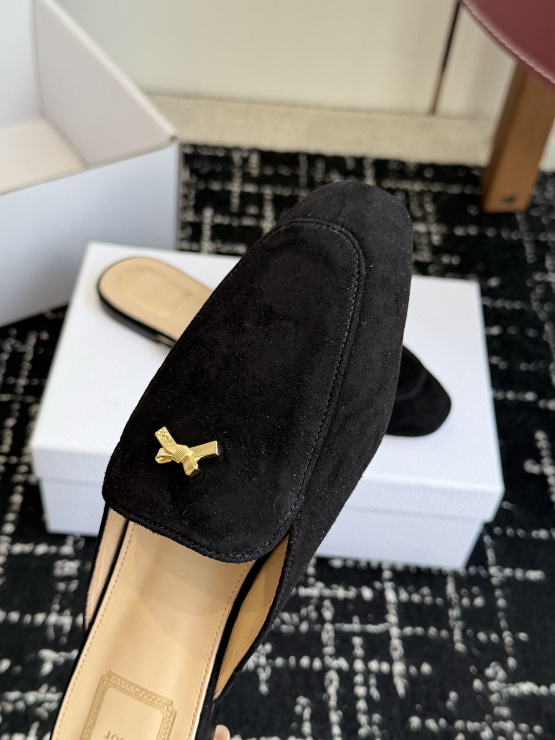 代购级Dior26ss夏季新款蝴蝶结金扣乐福鞋半拖自带柔雾滤镜的哑光麂皮，摸上去软乎乎的质感绝了，鞋头的