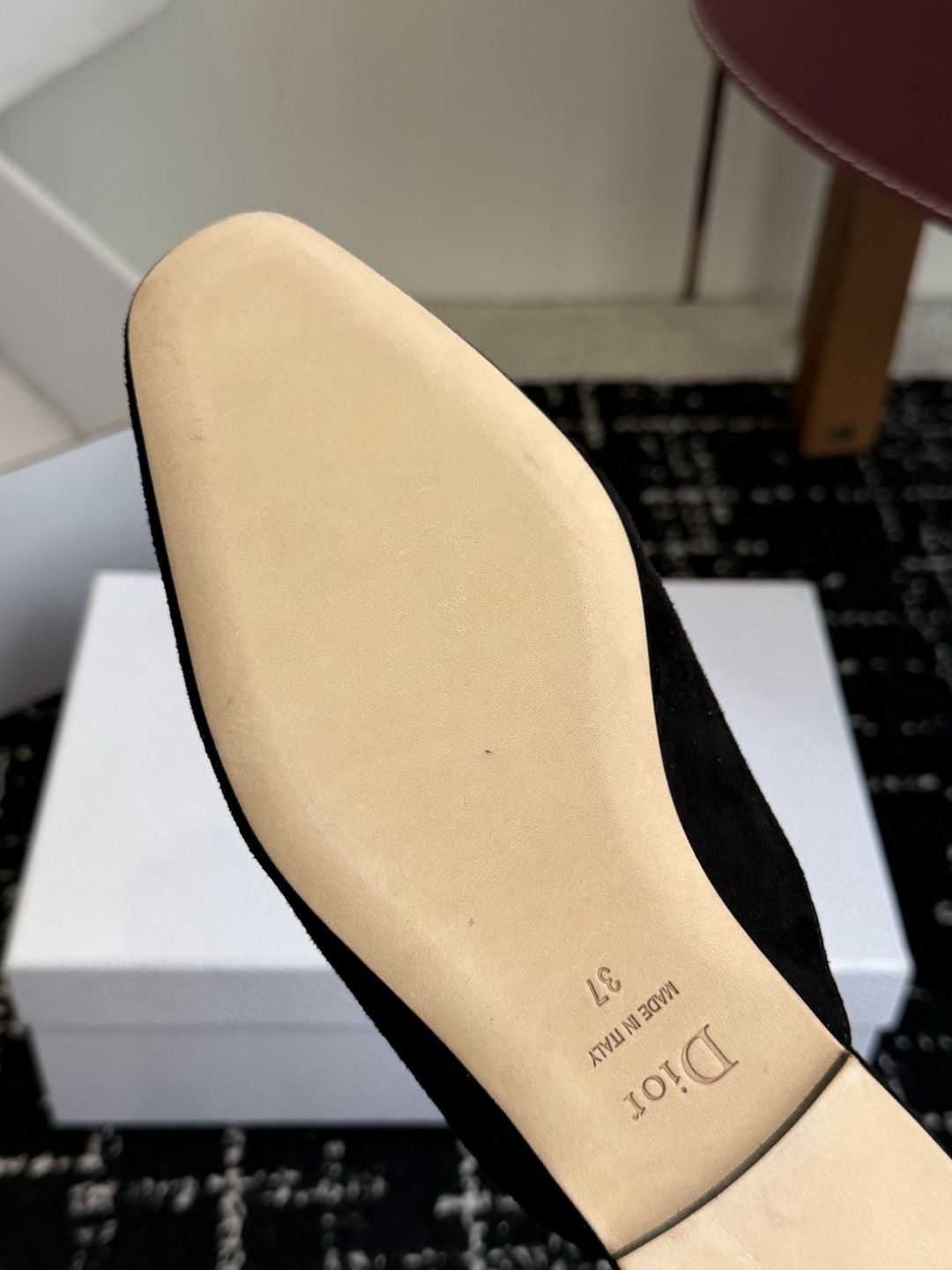 代购级Dior26ss夏季新款蝴蝶结金扣乐福鞋半拖自带柔雾滤镜的哑光麂皮，摸上去软乎乎的质感绝了，鞋头的