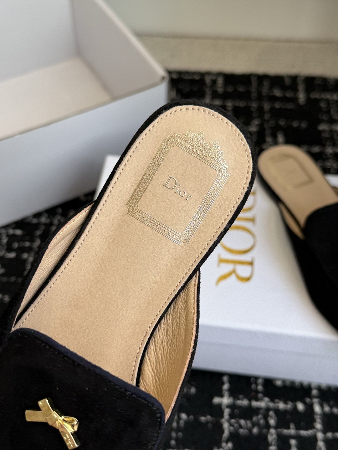 代购级Dior26ss夏季新款蝴蝶结金扣乐福鞋半拖自带柔雾滤镜的哑光麂皮，摸上去软乎乎的质感绝了，鞋头的