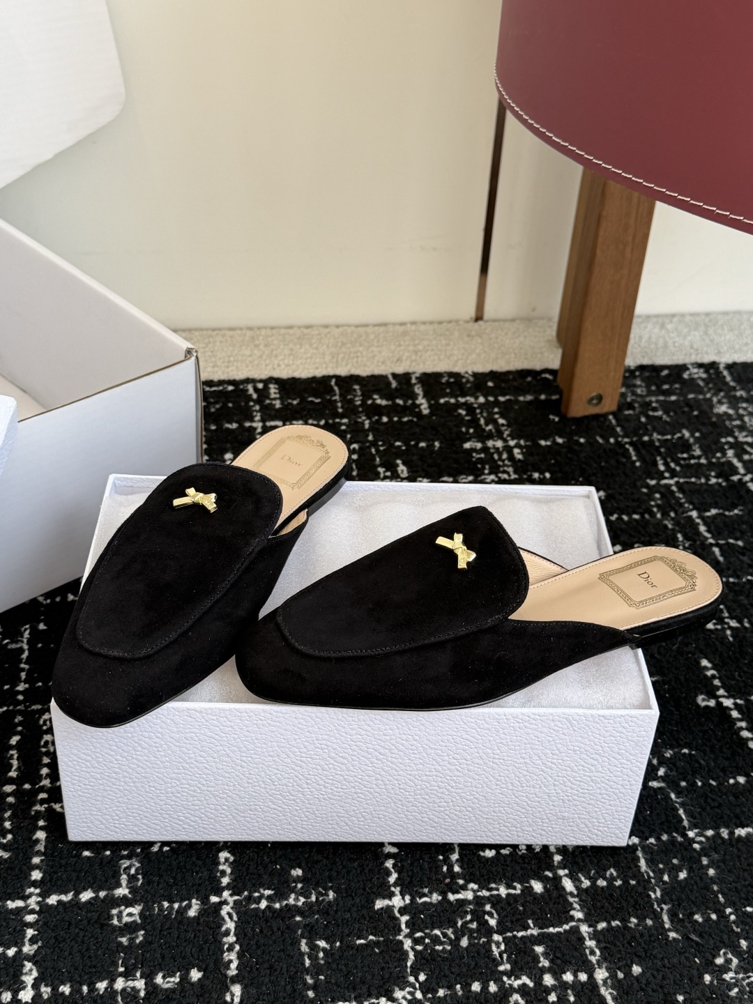 代购级Dior26ss夏季新款蝴蝶结金扣乐福鞋半拖自带柔雾滤镜的哑光麂皮，摸上去软乎乎的质感绝了，鞋头的
