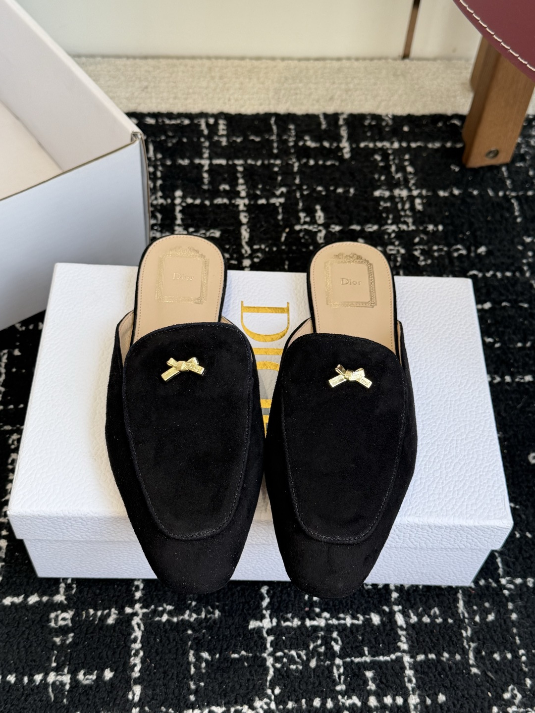 代购级Dior26ss夏季新款蝴蝶结金扣乐福鞋半拖自带柔雾滤镜的哑光麂皮，摸上去软乎乎的质感绝了，鞋头的