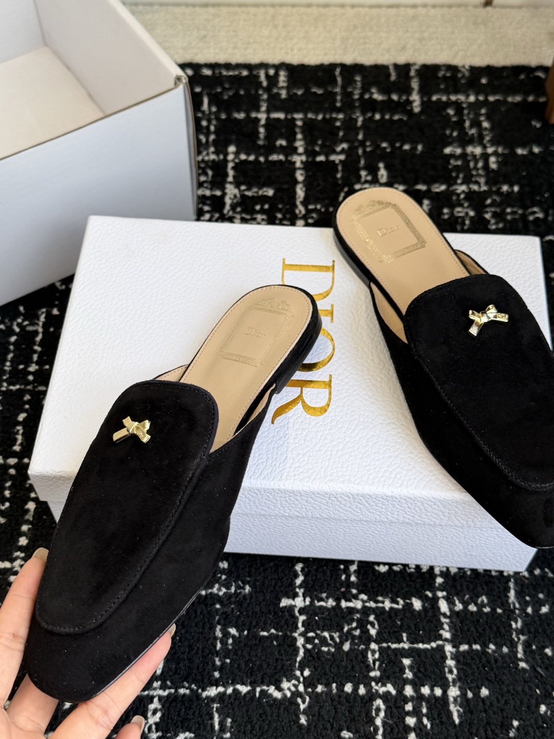 代购级Dior26ss夏季新款蝴蝶结金扣乐福鞋半拖自带柔雾滤镜的哑光麂皮，摸上去软乎乎的质感绝了，鞋头的