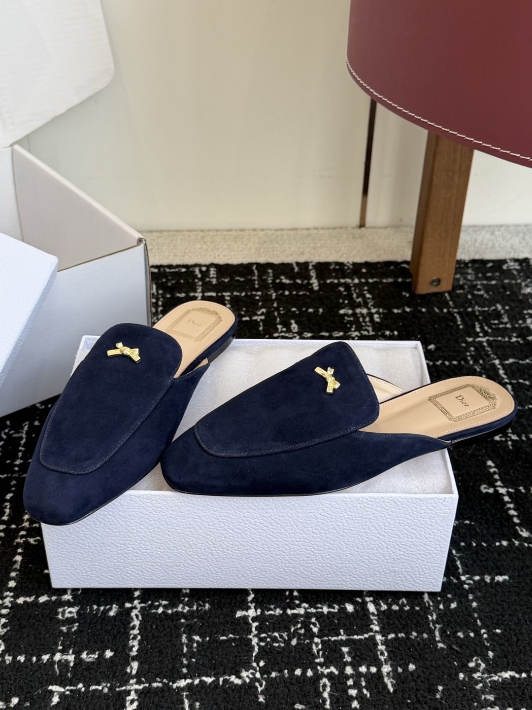 代购级Dior26ss夏季新款蝴蝶结金扣乐福鞋半拖自带柔雾滤镜的哑光麂皮，摸上去软乎乎的质感绝了，鞋头的