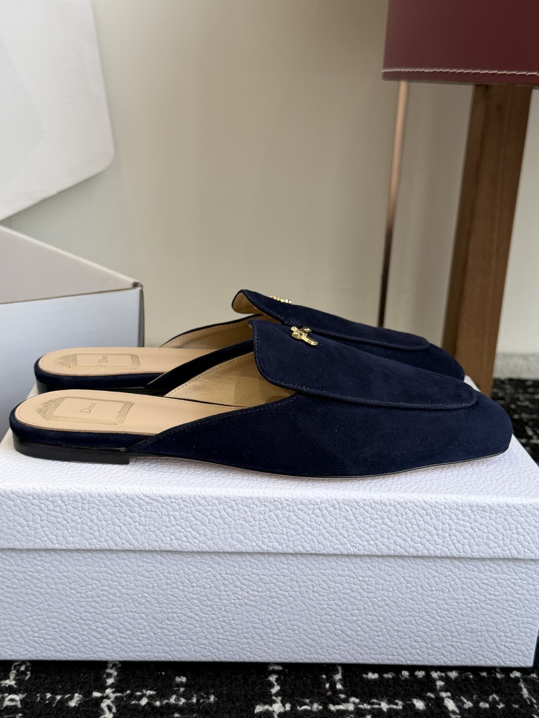代购级Dior26ss夏季新款蝴蝶结金扣乐福鞋半拖自带柔雾滤镜的哑光麂皮，摸上去软乎乎的质感绝了，鞋头的