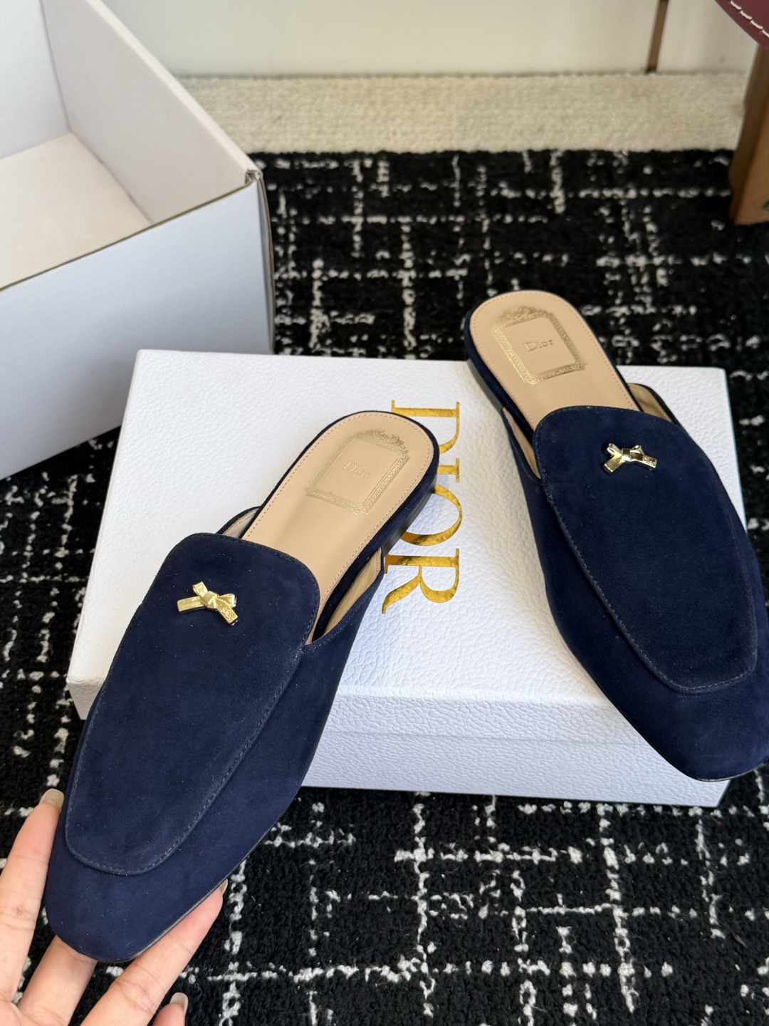 代购级Dior26ss夏季新款蝴蝶结金扣乐福鞋半拖自带柔雾滤镜的哑光麂皮，摸上去软乎乎的质感绝了，鞋头的