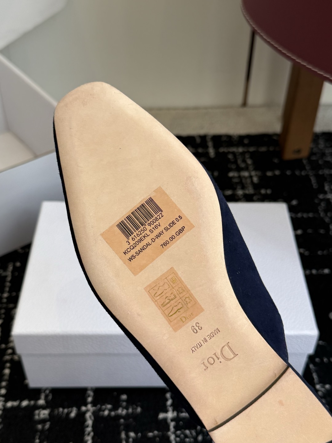 代购级Dior26ss夏季新款蝴蝶结金扣乐福鞋半拖自带柔雾滤镜的哑光麂皮，摸上去软乎乎的质感绝了，鞋头的