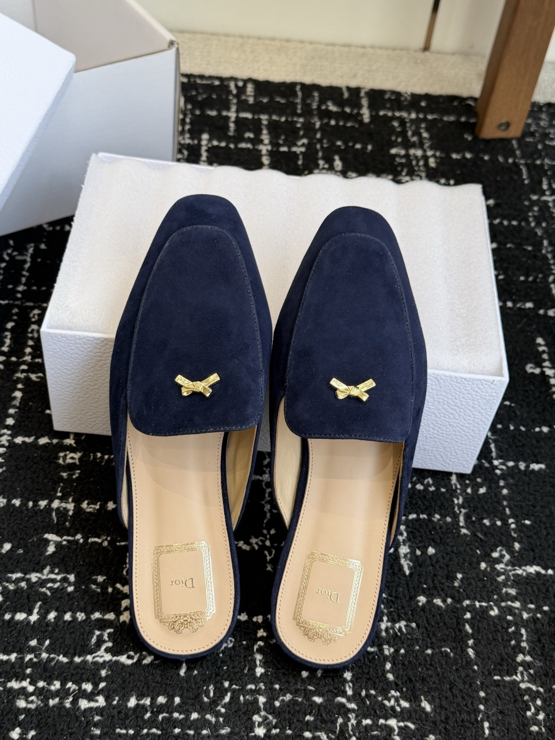 代购级Dior26ss夏季新款蝴蝶结金扣乐福鞋半拖自带柔雾滤镜的哑光麂皮，摸上去软乎乎的质感绝了，鞋头的