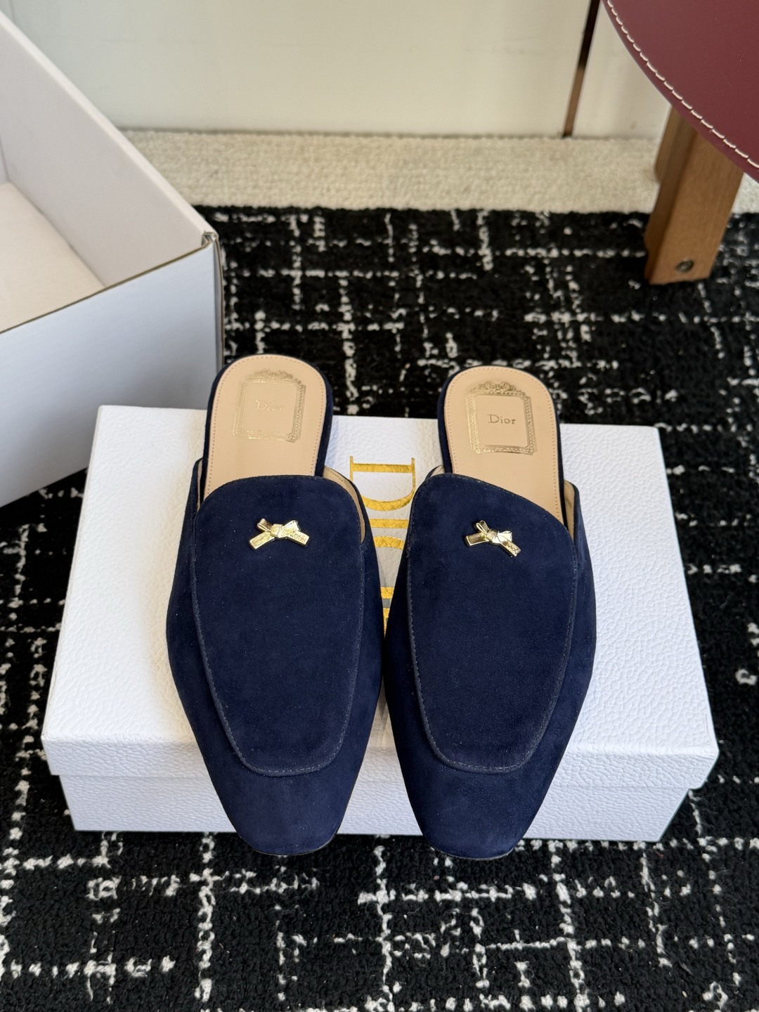 代购级Dior26ss夏季新款蝴蝶结金扣乐福鞋半拖自带柔雾滤镜的哑光麂皮，摸上去软乎乎的质感绝了，鞋头的