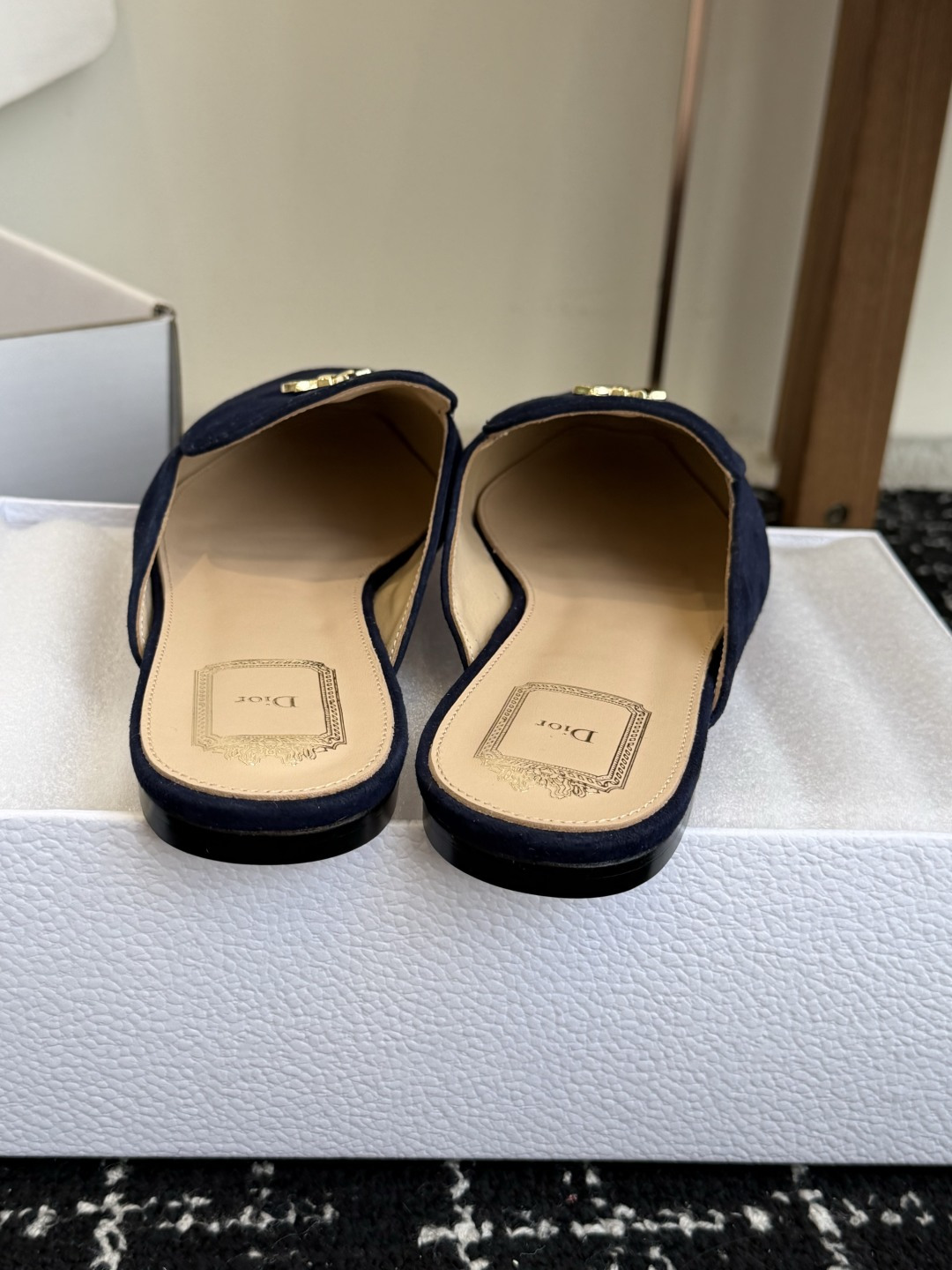 代购级Dior26ss夏季新款蝴蝶结金扣乐福鞋半拖自带柔雾滤镜的哑光麂皮，摸上去软乎乎的质感绝了，鞋头的