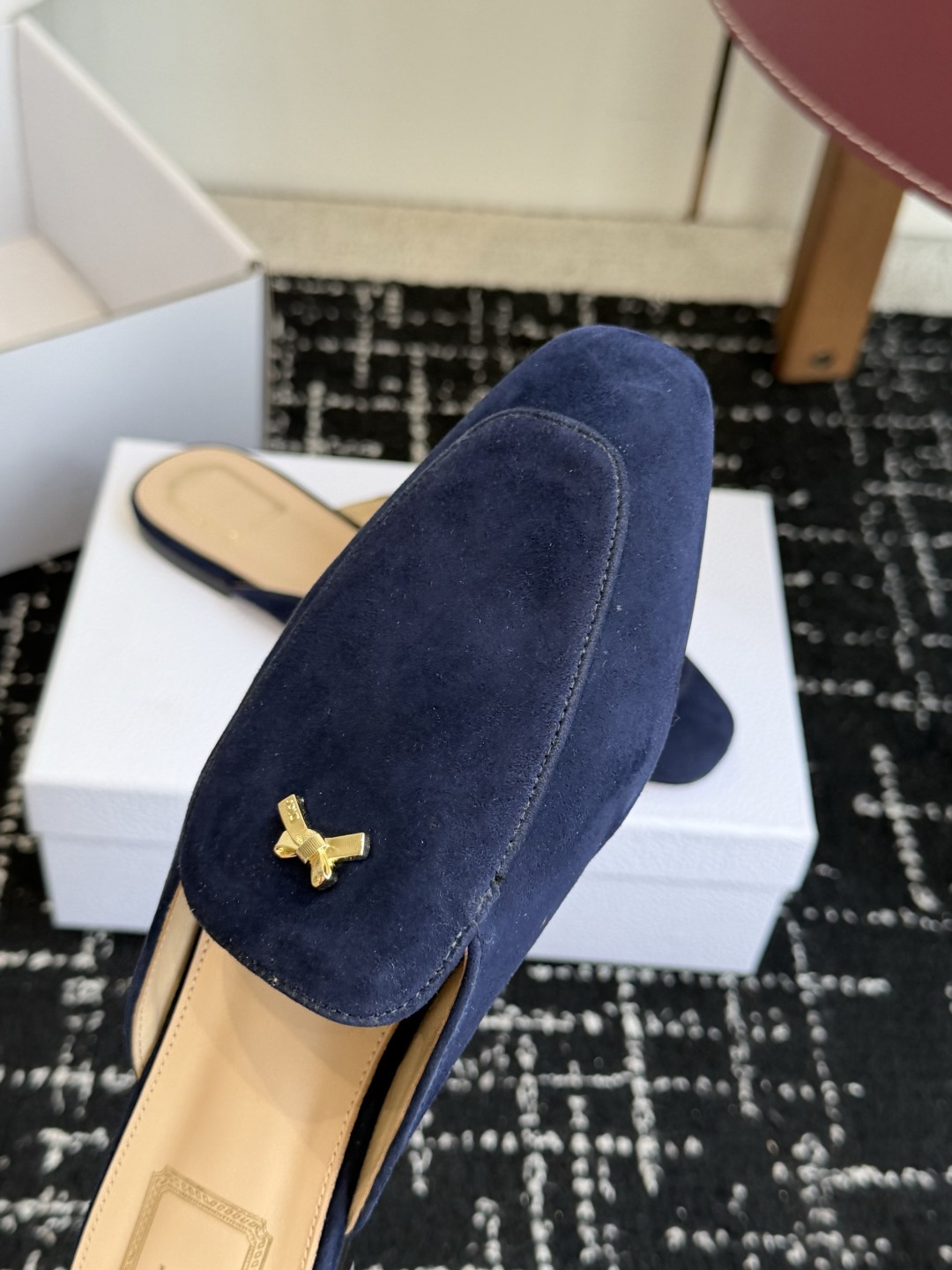 代购级Dior26ss夏季新款蝴蝶结金扣乐福鞋半拖自带柔雾滤镜的哑光麂皮，摸上去软乎乎的质感绝了，鞋头的