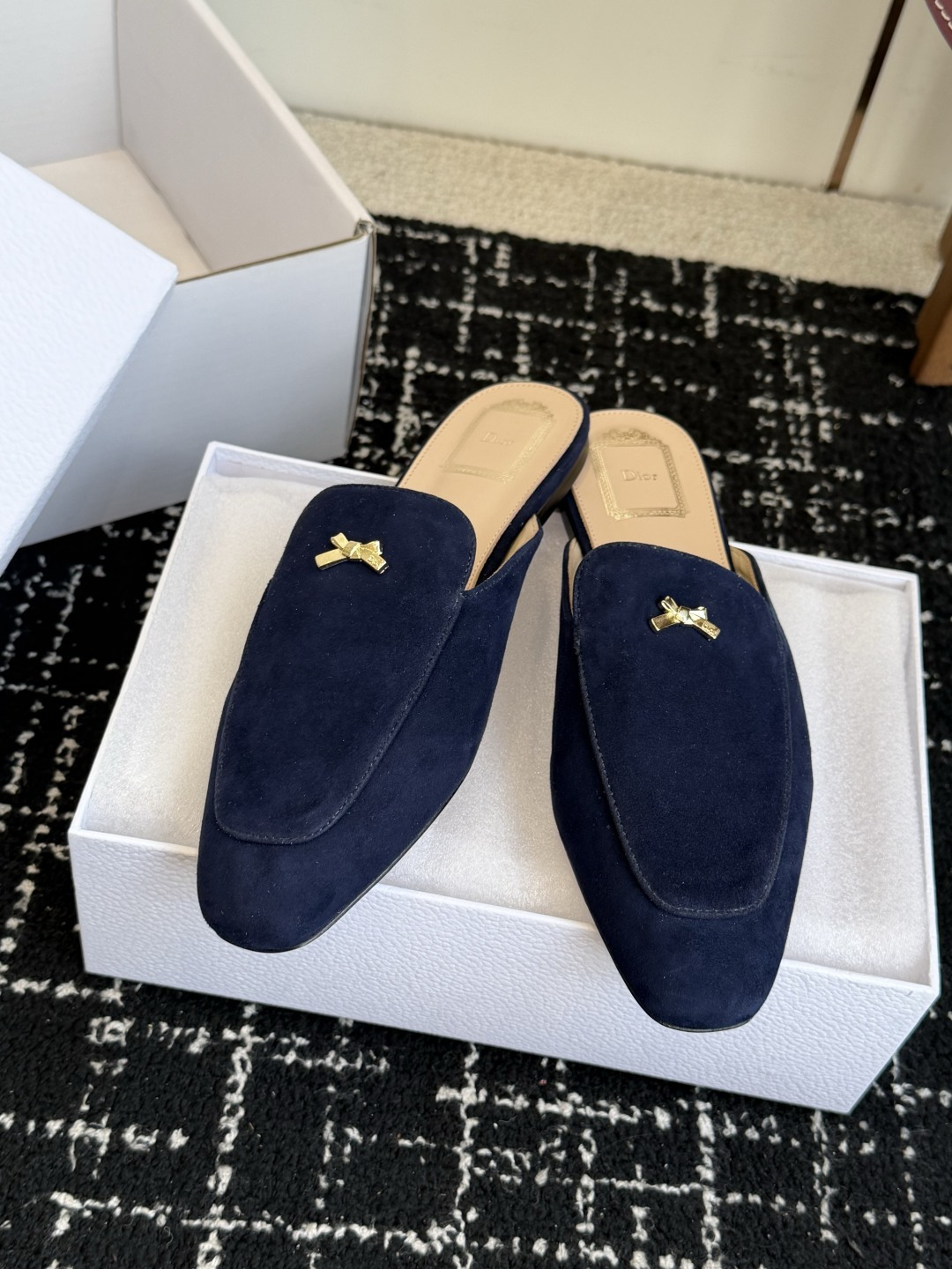 代购级Dior26ss夏季新款蝴蝶结金扣乐福鞋半拖自带柔雾滤镜的哑光麂皮，摸上去软乎乎的质感绝了，鞋头的