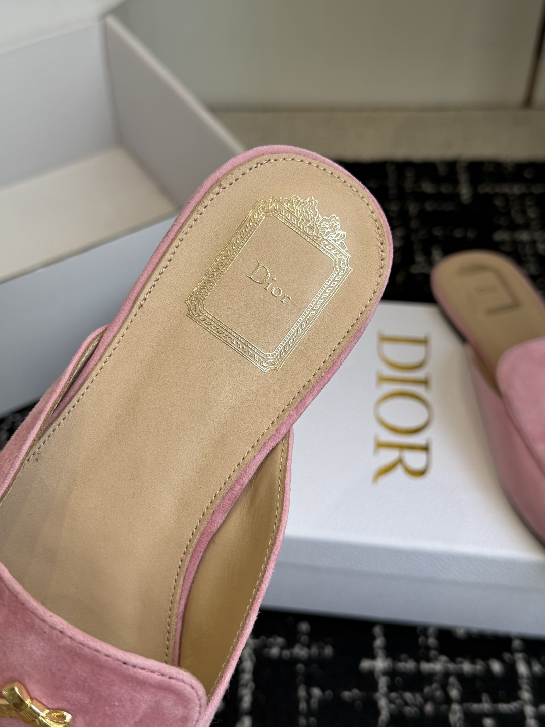 代购级Dior26ss夏季新款蝴蝶结金扣乐福鞋半拖自带柔雾滤镜的哑光麂皮，摸上去软乎乎的质感绝了，鞋头的