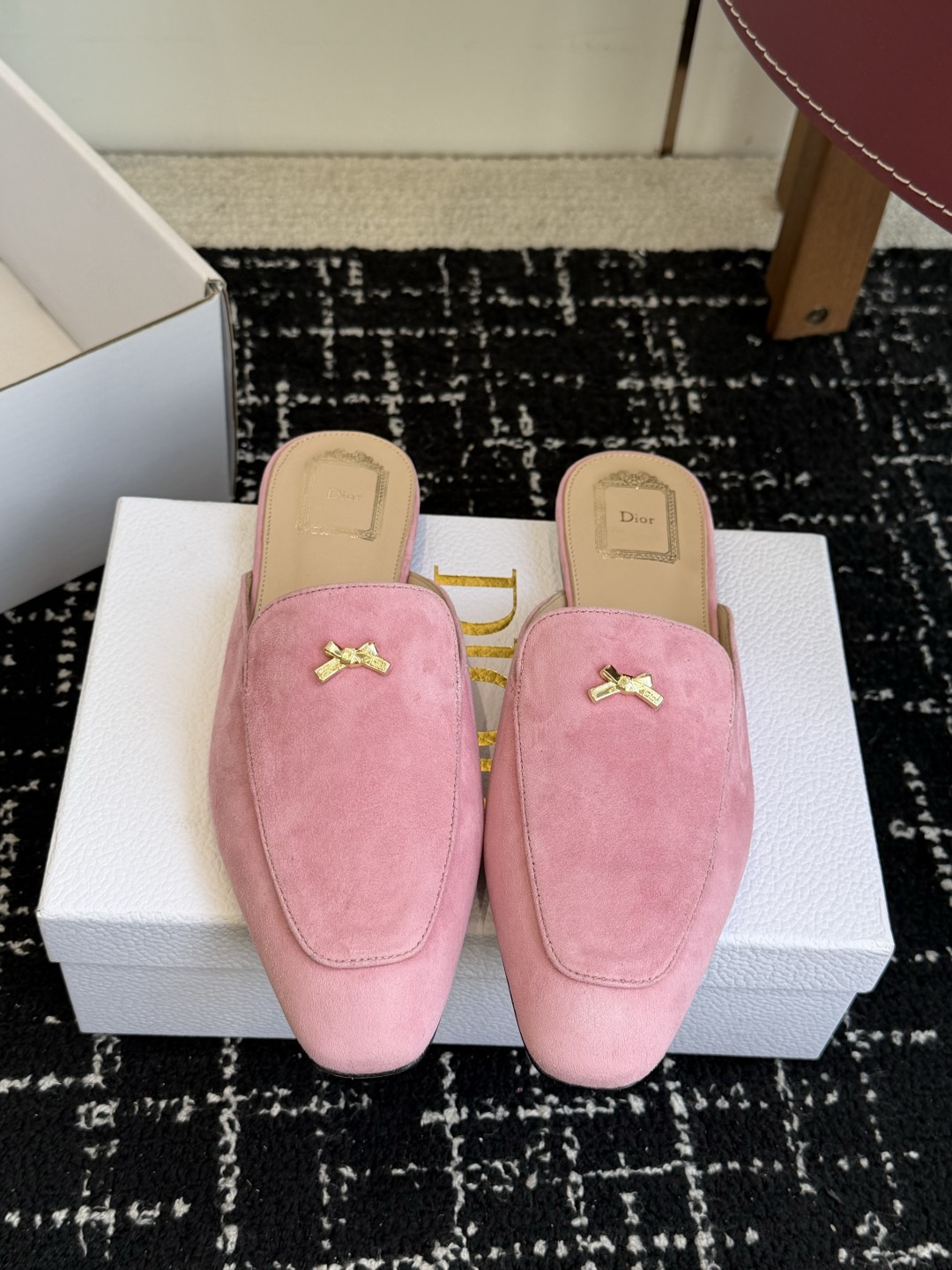 代购级Dior26ss夏季新款蝴蝶结金扣乐福鞋半拖自带柔雾滤镜的哑光麂皮，摸上去软乎乎的质感绝了，鞋头的