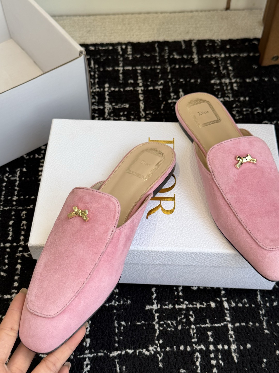 代购级Dior26ss夏季新款蝴蝶结金扣乐福鞋半拖自带柔雾滤镜的哑光麂皮，摸上去软乎乎的质感绝了，鞋头的