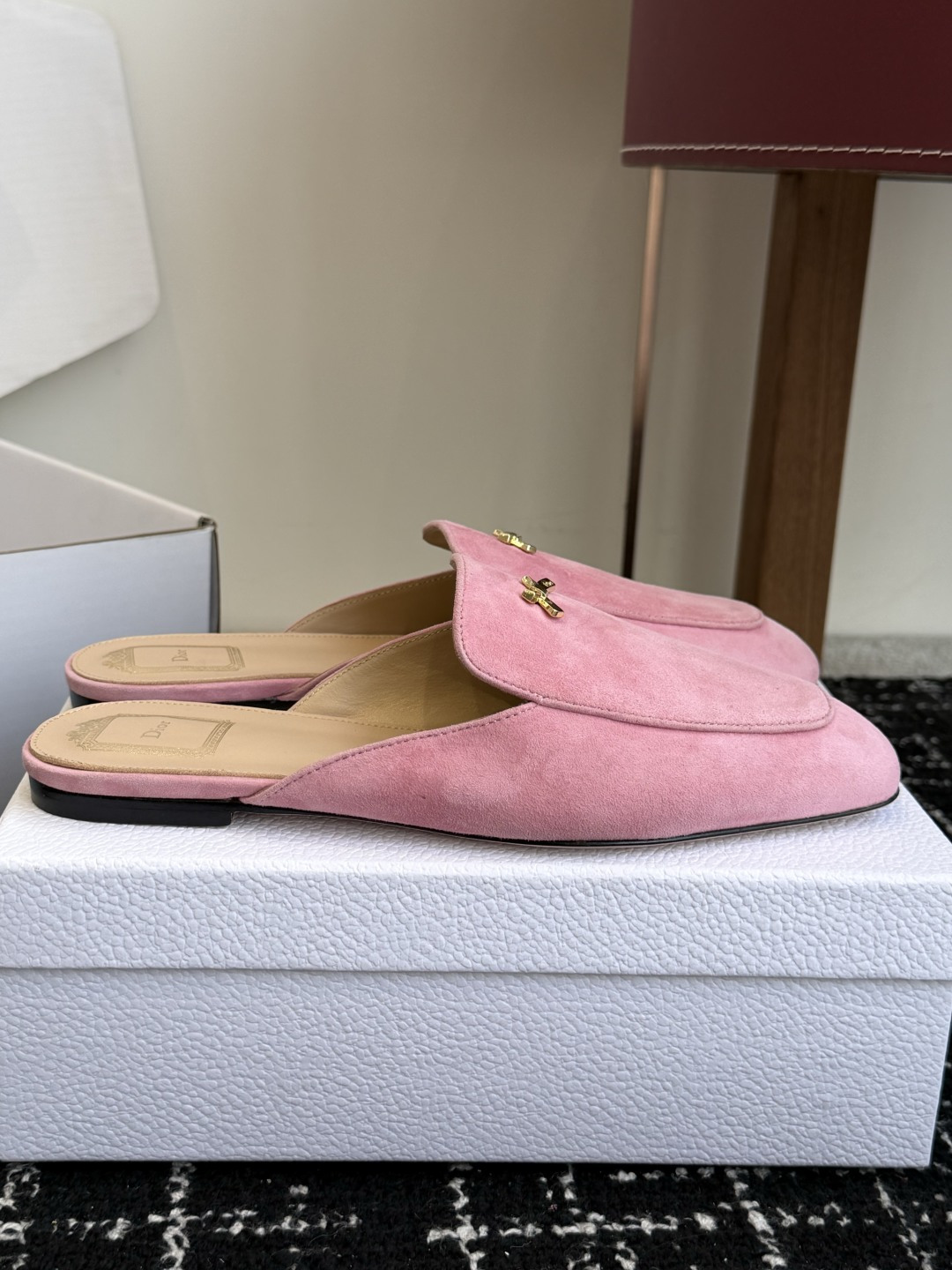 代购级Dior26ss夏季新款蝴蝶结金扣乐福鞋半拖自带柔雾滤镜的哑光麂皮，摸上去软乎乎的质感绝了，鞋头的